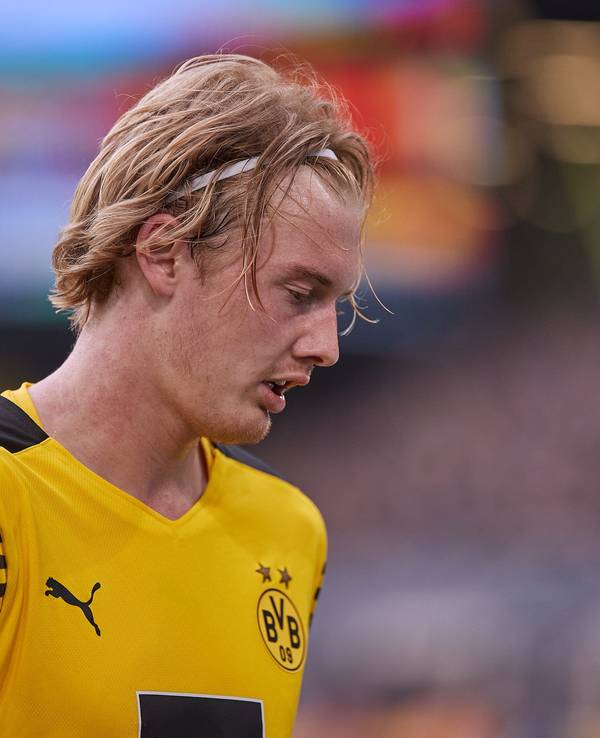 Julian Brandt schaut enttäuscht auf den Boden.