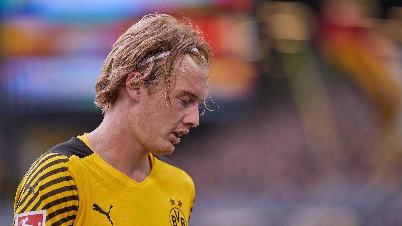 Julian Brandt schaut enttäuscht auf den Boden.