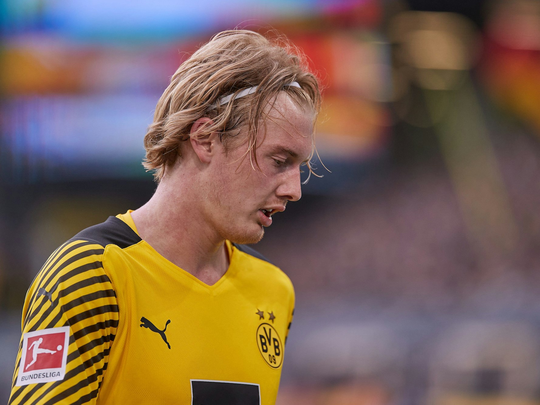 Julian Brandt schaut enttäuscht auf den Boden.