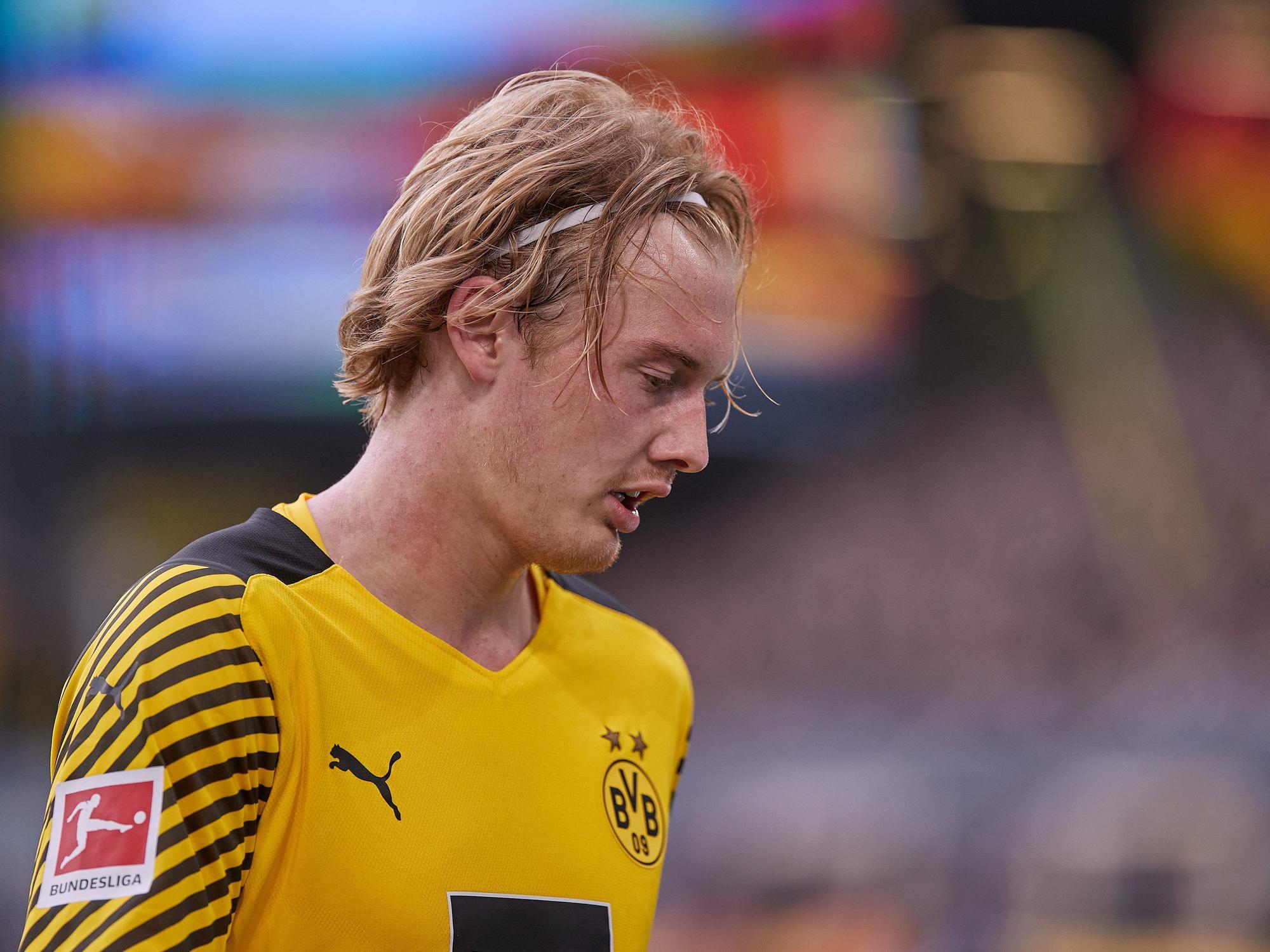 Julian Brandt schaut enttäuscht auf den Boden.