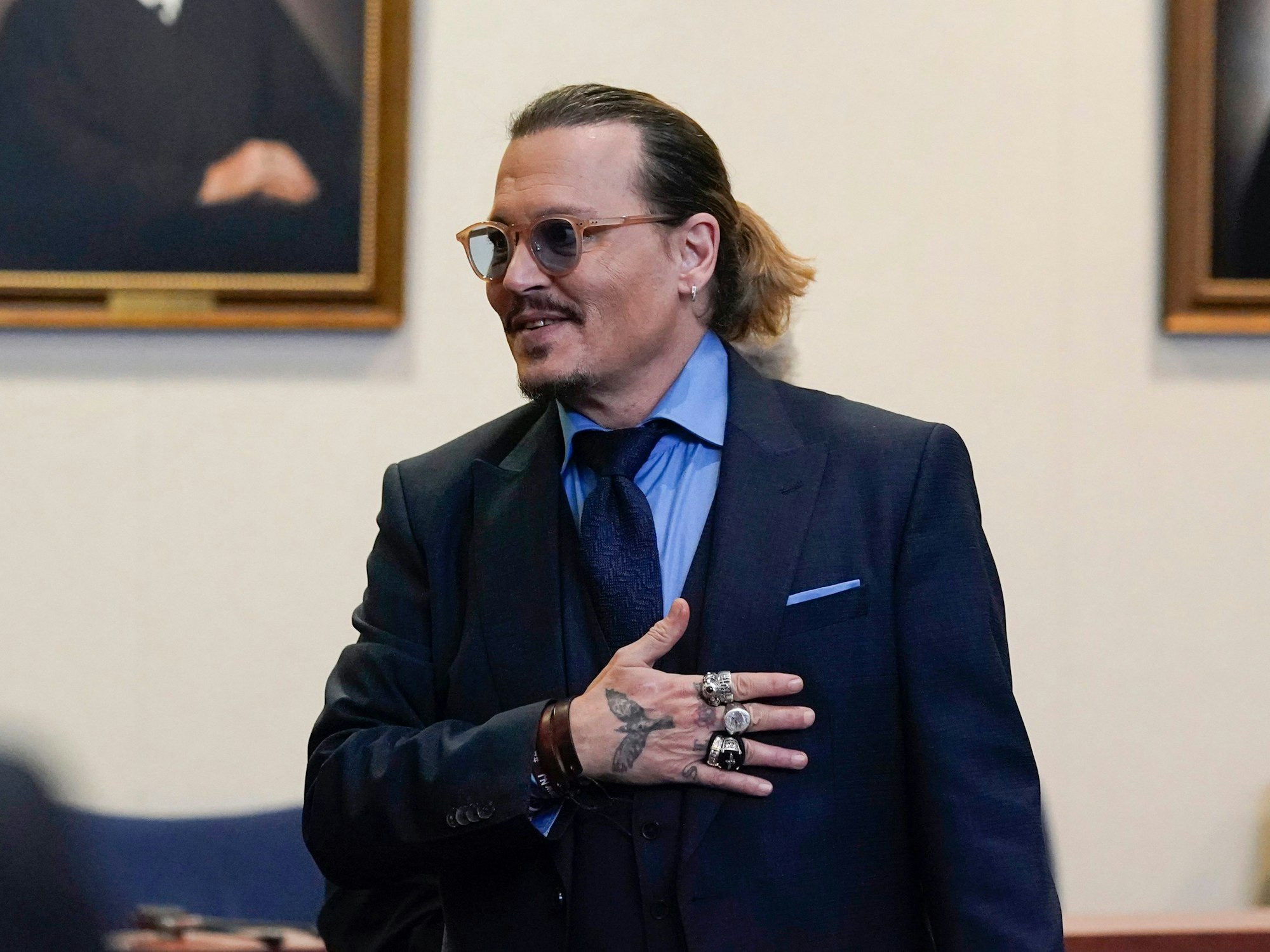 Johnny Depp gestikuliert am 27. Mai 2022 vor Gericht nach den Schlussplädoyers im Fairfax County Circuit Courthouse.