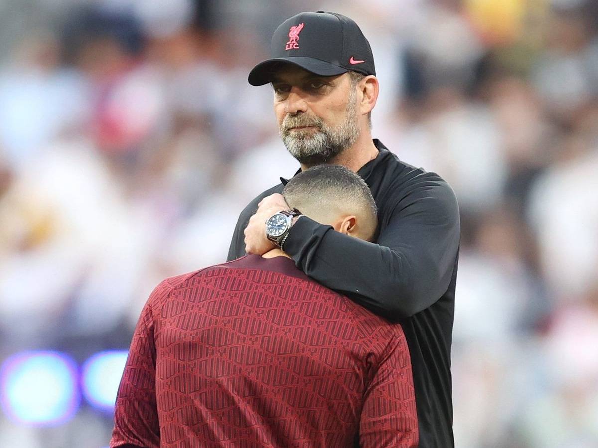 Jürgen Klopp tröstet Mittelfeldspieler Thiago nach dessen Ausfall beim Aufwärmen vor dem Finale der Champions League