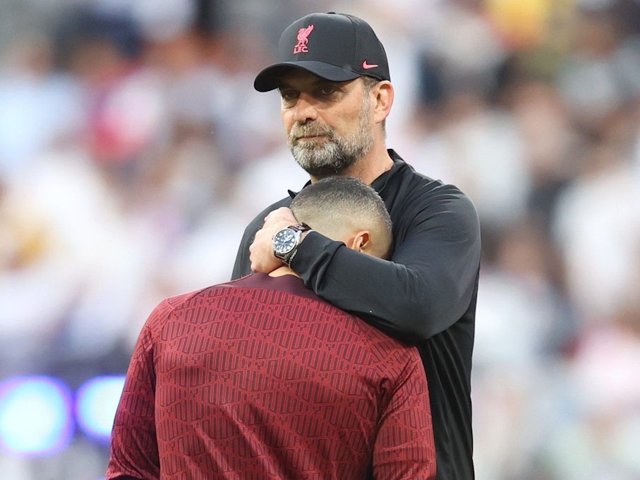 Jürgen Klopp tröstet Mittelfeldspieler Thiago nach dessen Ausfall beim Aufwärmen vor dem Finale der Champions League