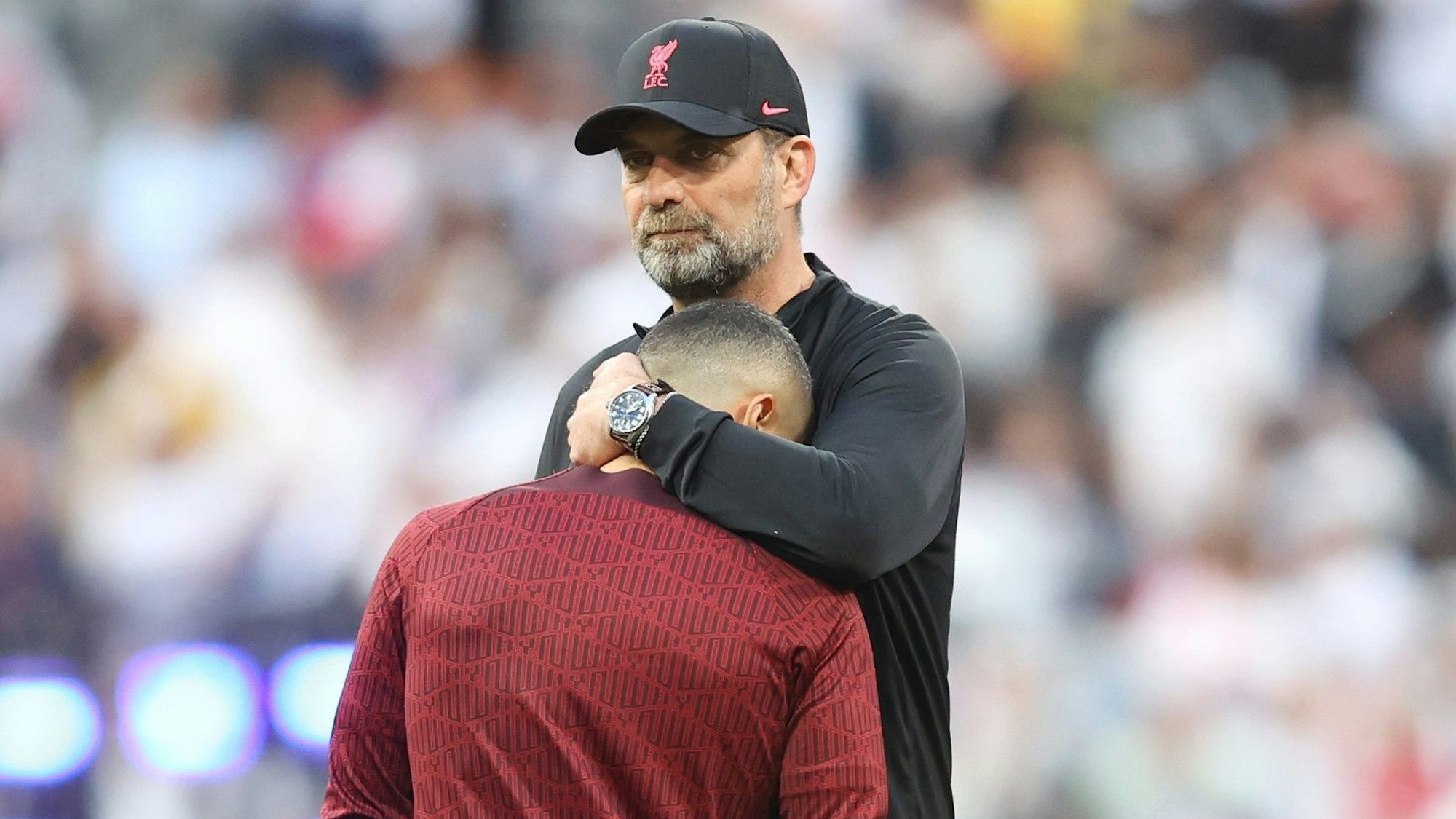 Jürgen Klopp tröstet Mittelfeldspieler Thiago nach dessen Ausfall beim Aufwärmen vor dem Finale der Champions League
