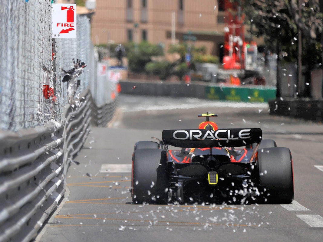 Nach einer Kollision mit dem Formel-1-Boliden von Sergio Pérez wird eine gerupfte Taube durch die Luft gewirbelt, Federn fliegen umher.