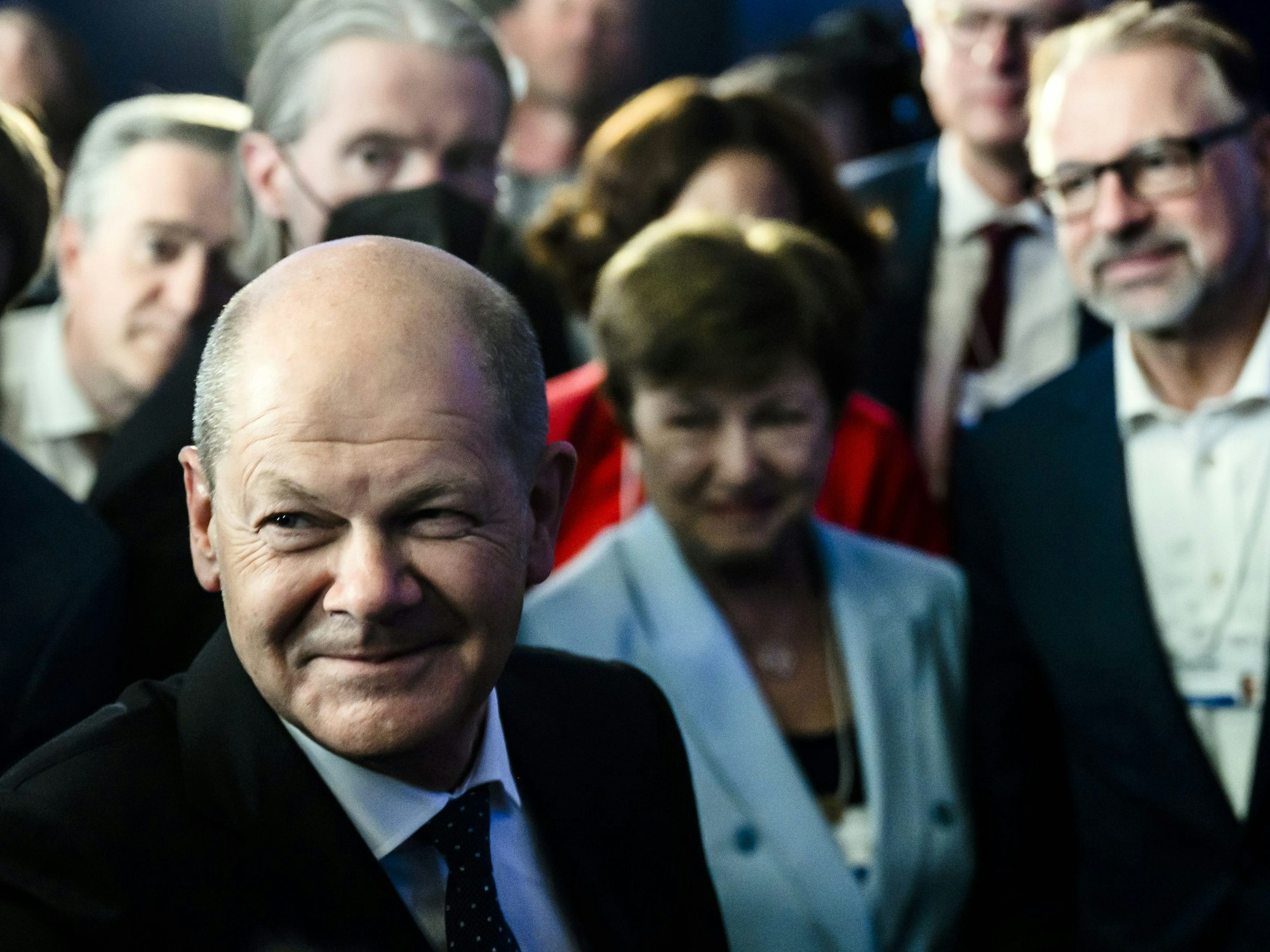 Bundeskanzler Olaf Scholz (l) reagiert neben Christine Lagarde (2.v.r), Präsidentin der Europäischen Zentralbank, während des 51. jährlichen Treffens des Weltwirtschaftsforums (WEF).