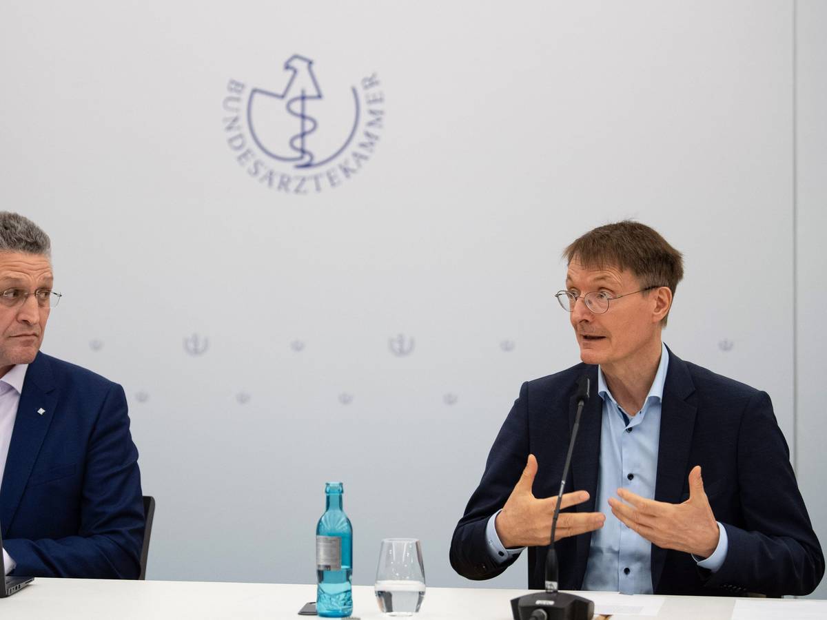 RKI-Chef Lothar Wieler (links), hier bei einer Pressekonferenz auf dem Deutschen Ärztetag am 24. Mai 2022 in Bremen an der Seite von Bundesgesundheitsminister Karl Lauterbach (r, SPD), will für eine mögliche Corona-Welle im Herbst gerüstet sein.