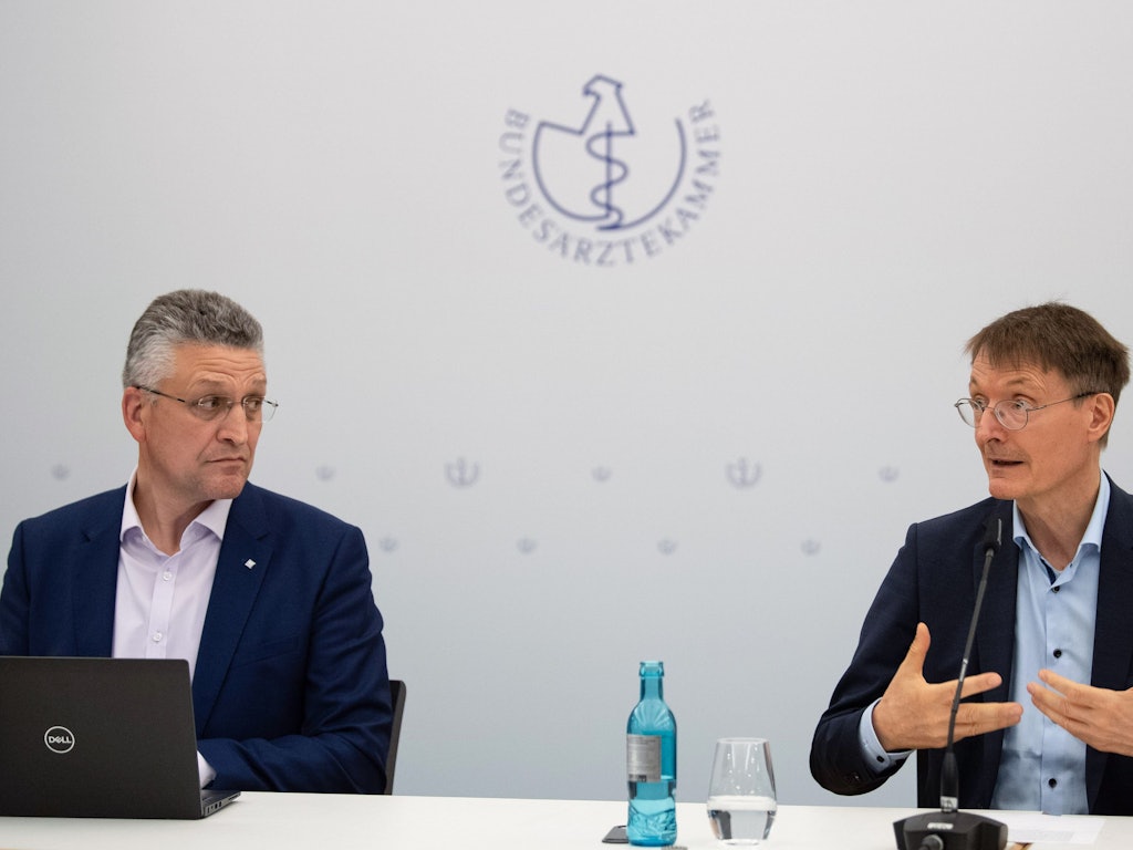 RKI-Chef Lothar Wieler (links), hier bei einer Pressekonferenz auf dem Deutschen Ärztetag am 24. Mai 2022 in Bremen an der Seite von Bundesgesundheitsminister Karl Lauterbach (r, SPD), will für eine mögliche Corona-Welle im Herbst gerüstet sein.