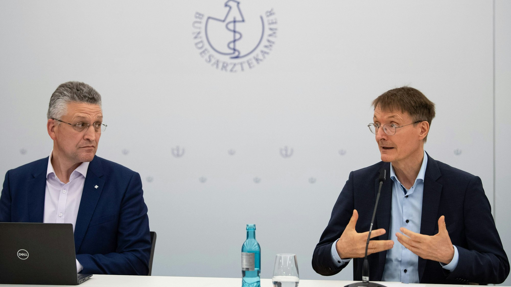 RKI-Chef Lothar Wieler (links), hier bei einer Pressekonferenz auf dem Deutschen Ärztetag am 24. Mai 2022 in Bremen an der Seite von Bundesgesundheitsminister Karl Lauterbach (r, SPD), will für eine mögliche Corona-Welle im Herbst gerüstet sein.