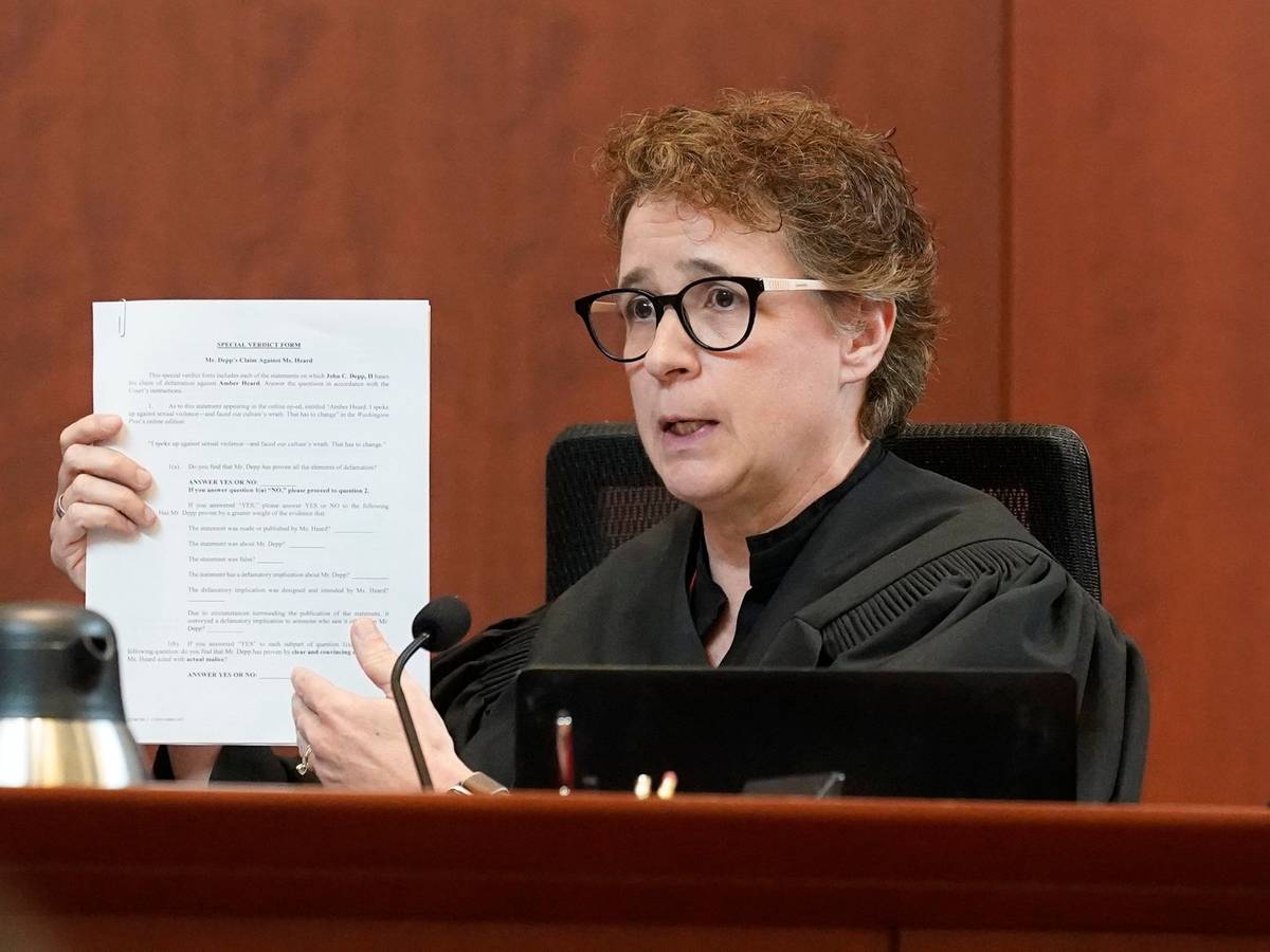 Richterin Penney Azcarate erinnerteam 27. Mai 2022 die sieben Geschworenen vor Gericht in Fairfax im US-Bundesstaat Virginia daran, zu einem einstimmigen Schluss im Verleumdungsprozess zwischen Amber Heard und Johnny Depp kommen zu müssen.