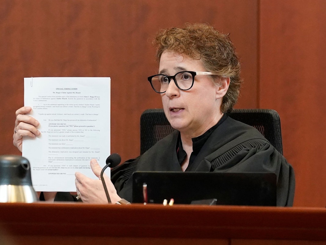 Richterin Penney Azcarate erinnerteam 27. Mai 2022 die sieben Geschworenen vor Gericht in Fairfax im US-Bundesstaat Virginia daran, zu einem einstimmigen Schluss im Verleumdungsprozess zwischen Amber Heard und Johnny Depp kommen zu müssen.