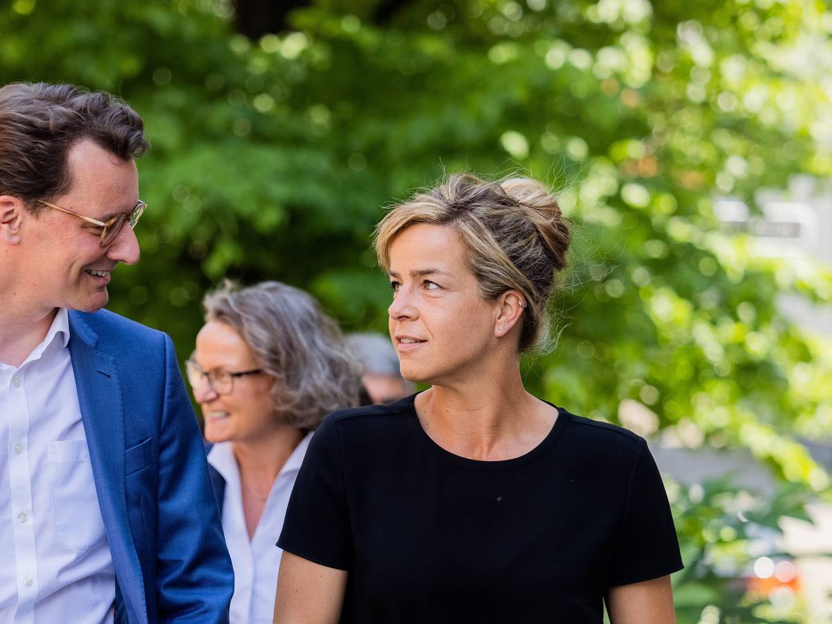 Hendrik Wüst (l, CDU), Ministerpräsident von Nordrhein-Westfalen, und Mona Neubaur, Spitzenkandidatin und Landesvorsitzende (Bündnis 90/Die Grünen), trafen sich am 18. Mai in Düsseldorf zu ersten Sondierungsgesprächen. Jetzt sollen Koalitionsverhandlungen folgen.