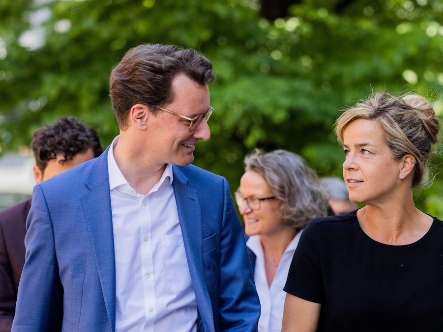 Hendrik Wüst (l, CDU), Ministerpräsident von Nordrhein-Westfalen, und Mona Neubaur, Spitzenkandidatin und Landesvorsitzende (Bündnis 90/Die Grünen), trafen sich am 18. Mai in Düsseldorf zu ersten Sondierungsgesprächen. Jetzt sollen Koalitionsverhandlungen folgen.