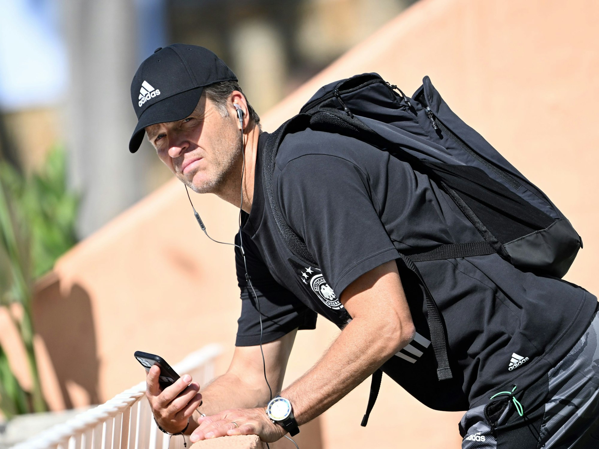 Oliver Bierhoff, Direktor Nationalmannschaften und Akademie beobachtet das Training.