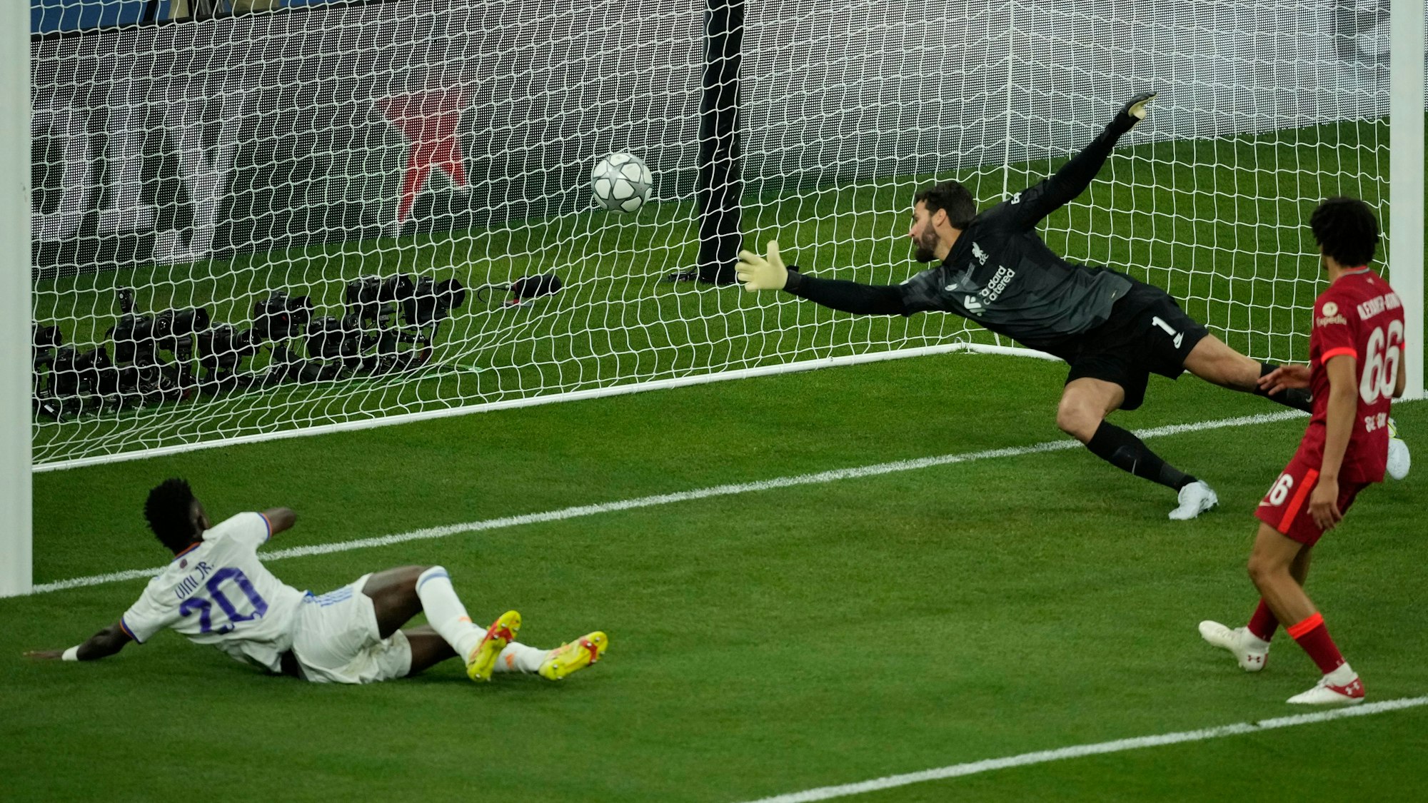Vinícius Júnior überwindet im Finale der Champions League Landsmann Alisson Becker zum 1:0 für Real Madrid gegen den FC Liverpool.
