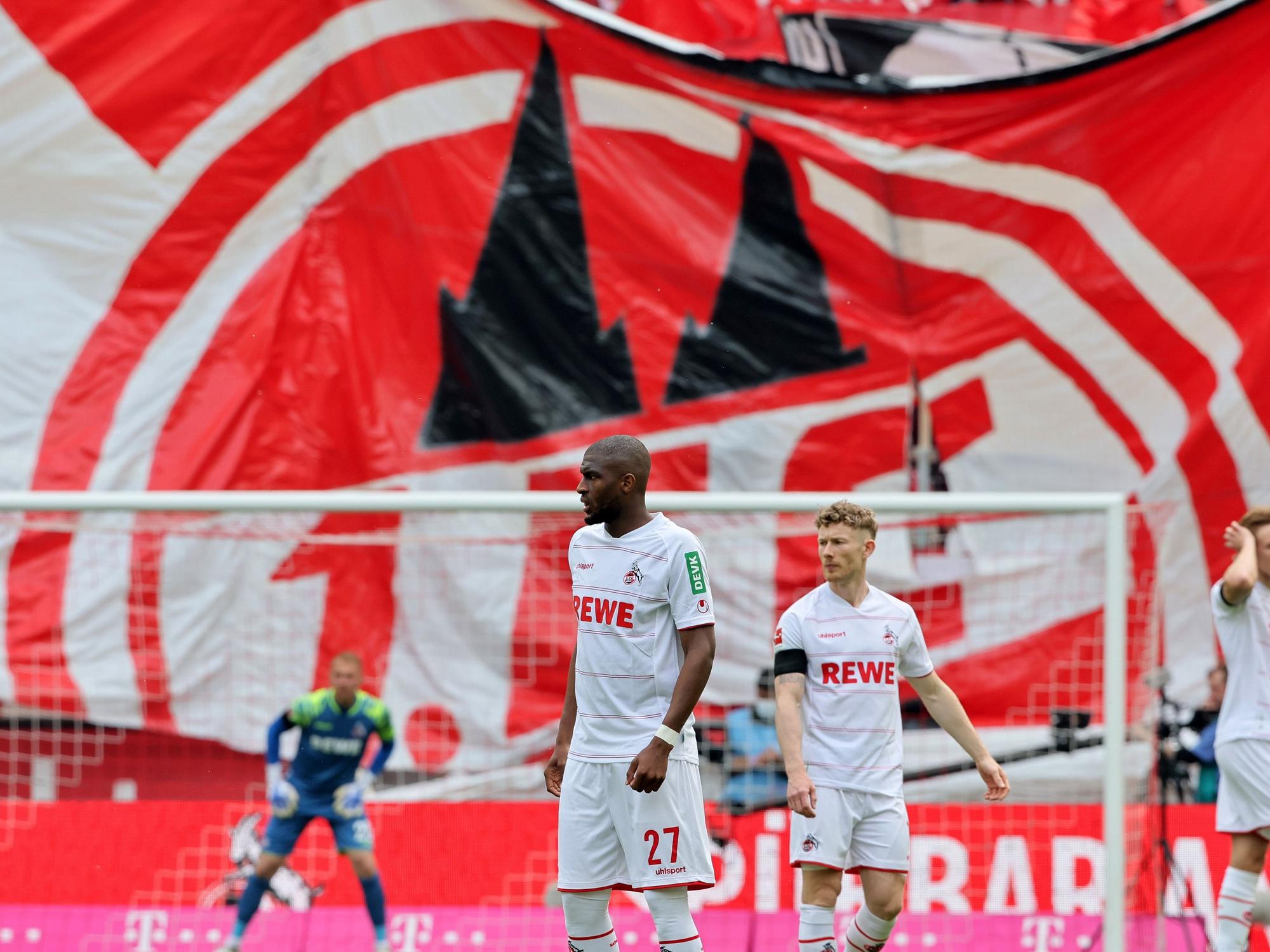 Anthony Modeste (l.) und Florian Kainz beim Heimspiel des 1. FC Köln gegen den VfL Wolfsburg am 7. Mai 2022.