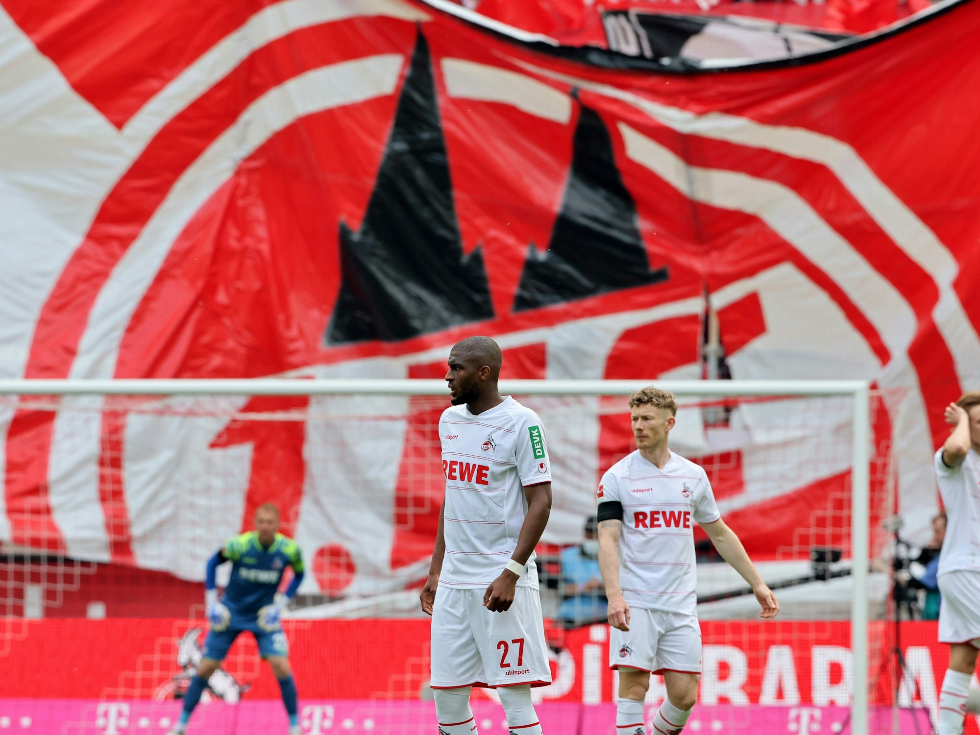 Anthony Modeste (l.) und Florian Kainz beim Heimspiel des 1. FC Köln gegen den VfL Wolfsburg am 7. Mai 2022.