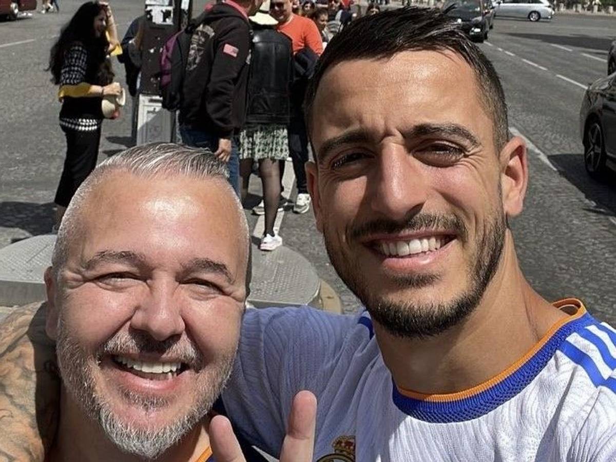 Der frühere Bundesliga-Stürmer Joselu mit seinem Schwiegervater vor dem Arc de Triomphe. An seinem Hochzeitstag ist der Schwager von Daniel Carvajal zum Finale der Champions League zwischen Real Madrid und dem FC Liverpool gereist.