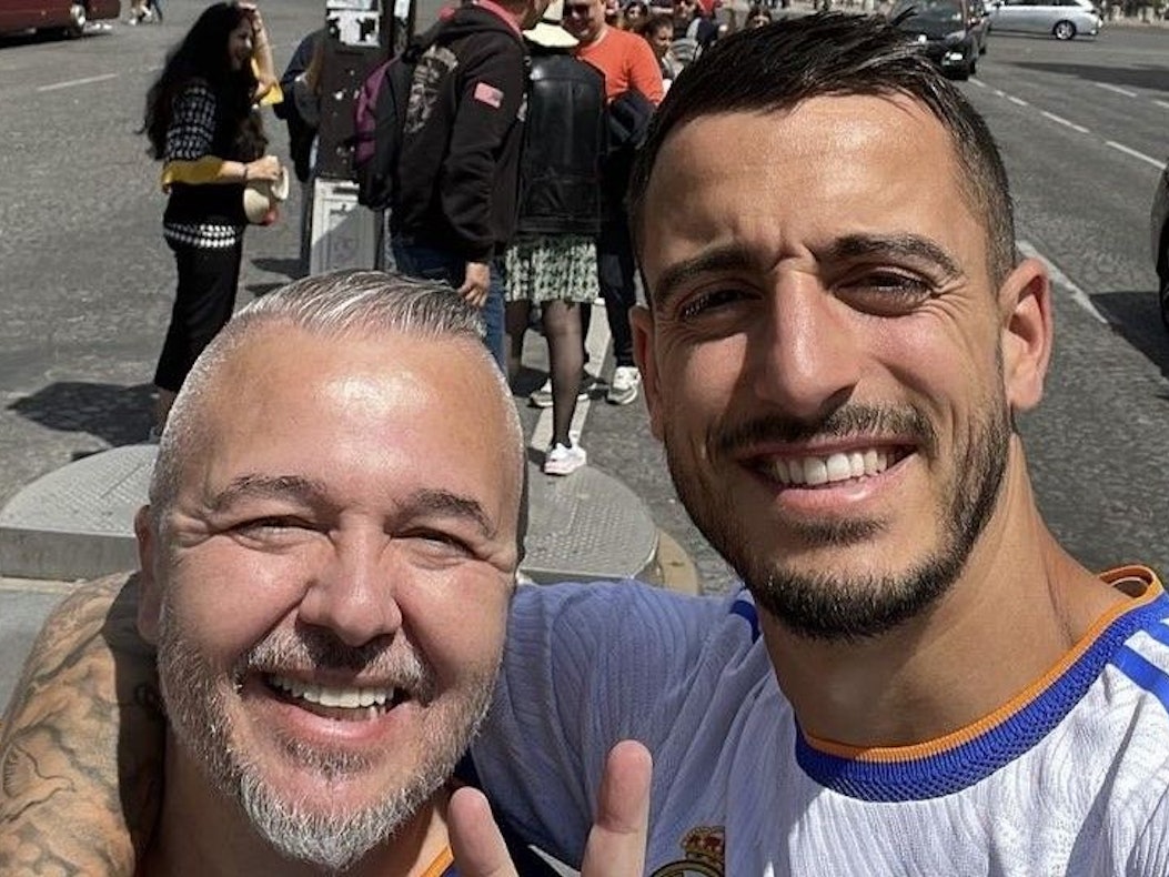 Der frühere Bundesliga-Stürmer Joselu mit seinem Schwiegervater vor dem Arc de Triomphe. An seinem Hochzeitstag ist der Schwager von Daniel Carvajal zum Finale der Champions League zwischen Real Madrid und dem FC Liverpool gereist.