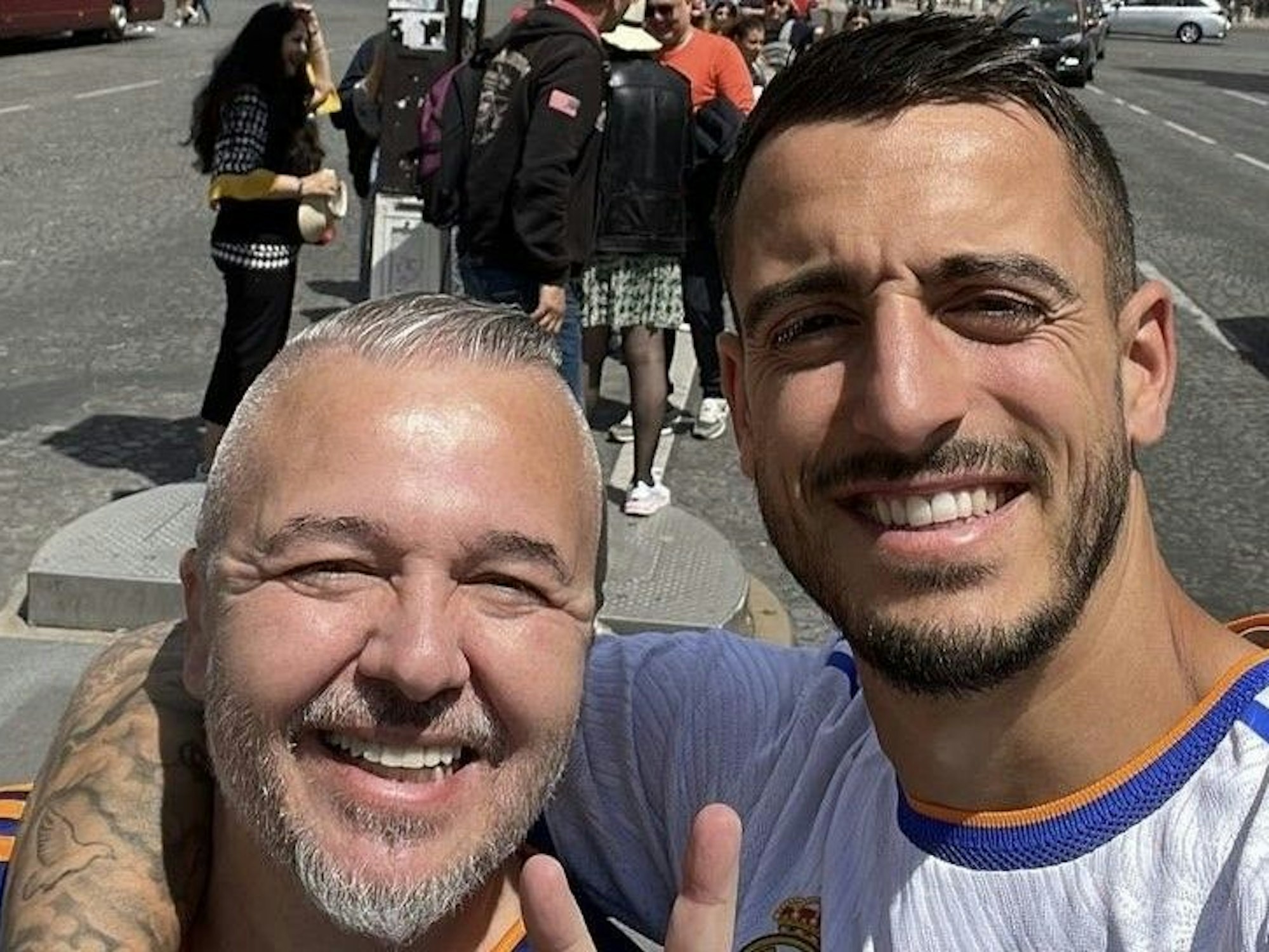 Der frühere Bundesliga-Stürmer Joselu mit seinem Schwiegervater vor dem Arc de Triomphe. An seinem Hochzeitstag ist der Schwager von Daniel Carvajal zum Finale der Champions League zwischen Real Madrid und dem FC Liverpool gereist.