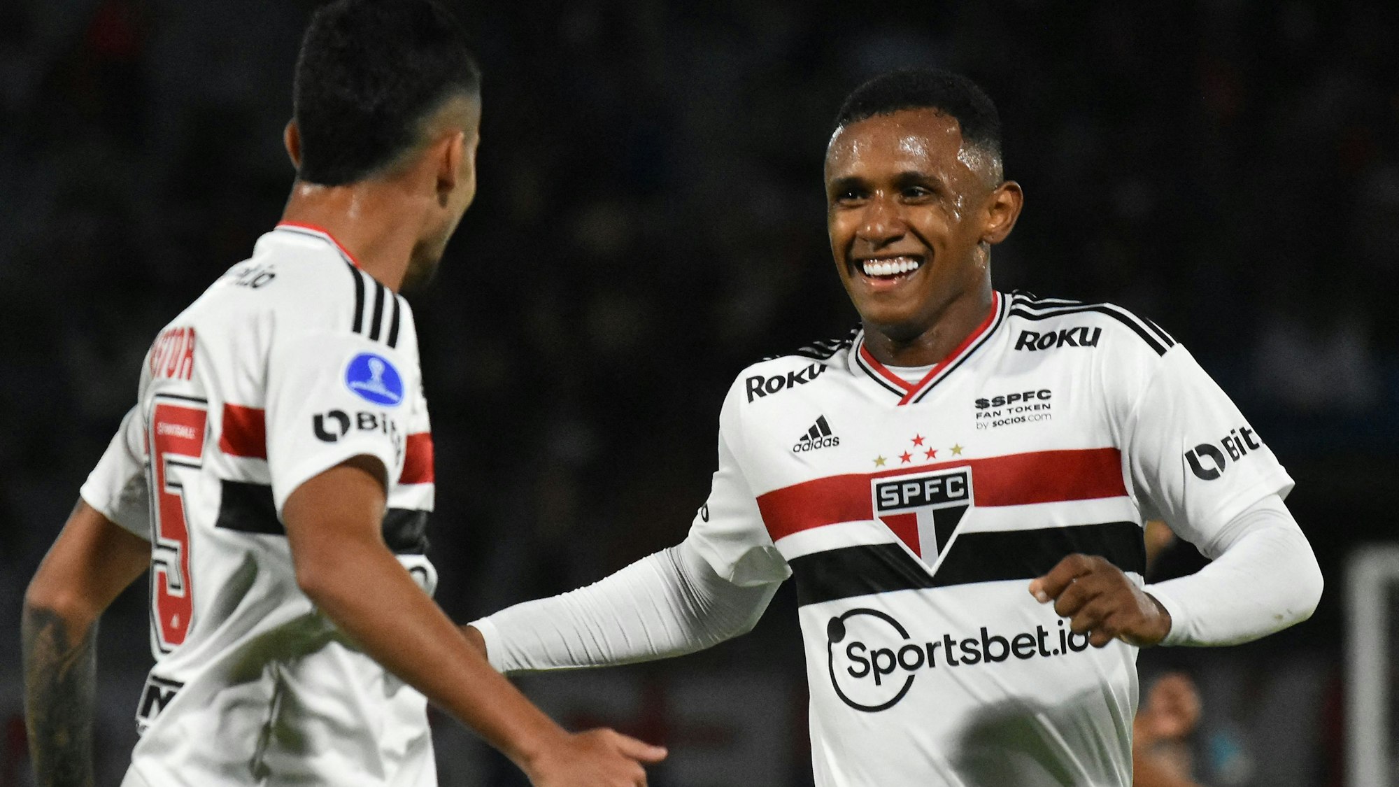 Marquinhos von Sao Paulo bejubelt einen Treffer mit seinem Mitspieler Robert Arboleda.