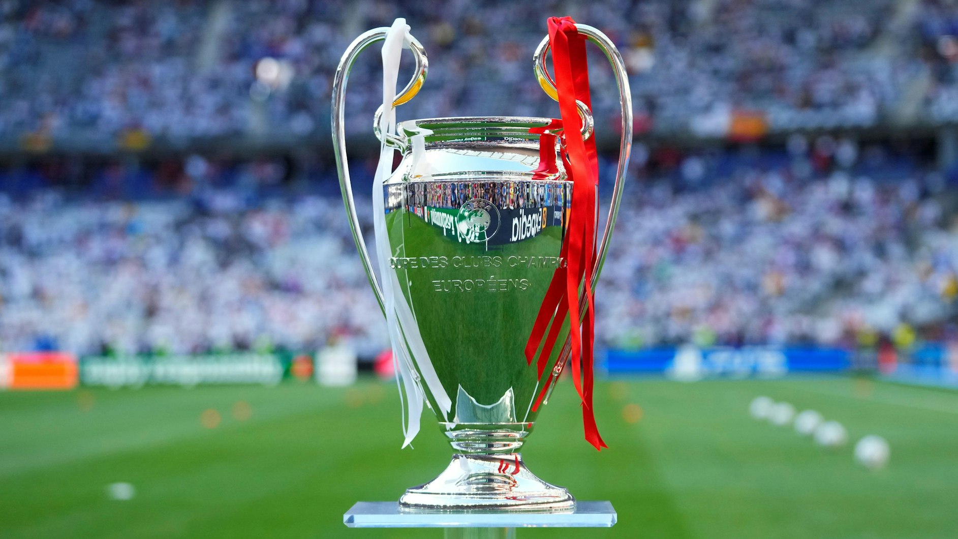 Der Pokal der Champions League am 28. Mai 2022 vor dem Endspiel zwischen Real Madrid und dem FC Liverpool in Paris.