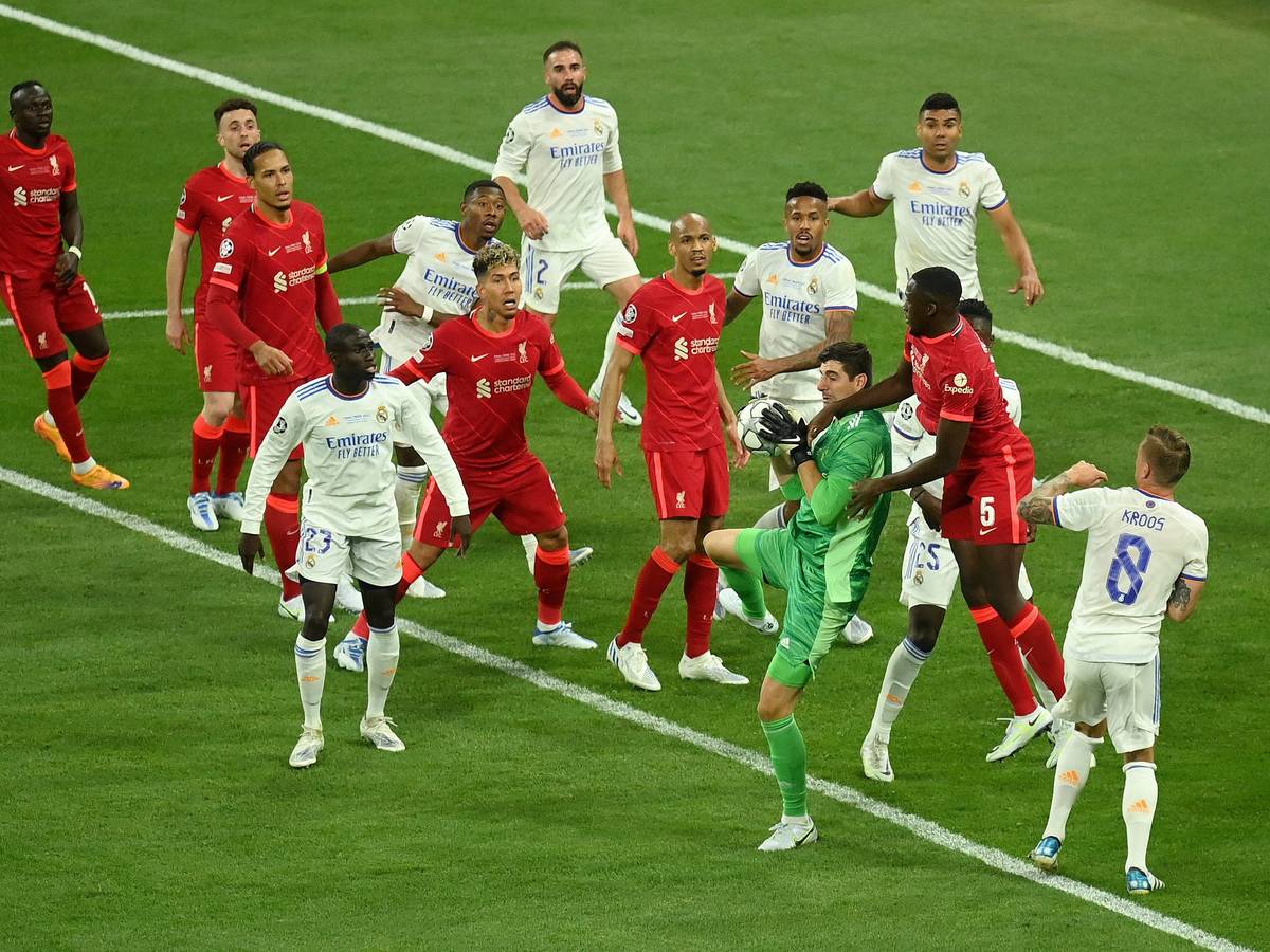 Inmitten des Getümmels greift Thibaut Courtois im Finale der Champions League zu. Der Torwart von Real Madrid war der Mann des Abends.