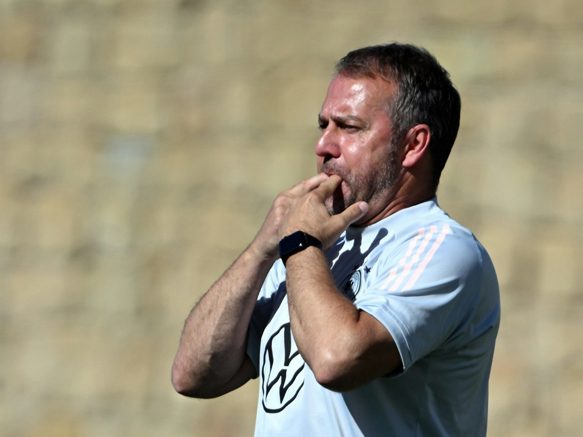 Bundestrainer Hansi Flick in Aktion während des Trainings.