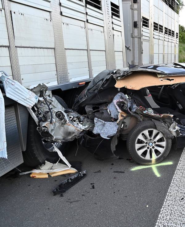 Einsatzkräfte haben die Unfallstelle auf der A31 markiert, an der ein Auto mit einem Pannendienst zusammengestoßen war. Eine 20-jährige Beifahrerin ist bei dem Zusammenstoß im Kreis Borken in Fahrtrichtung Emden tödlich verletzt worden.