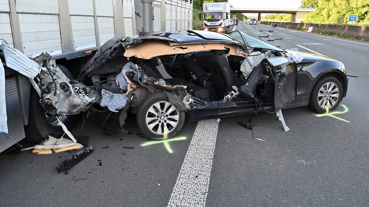 Einsatzkräfte haben die Unfallstelle auf der A31 markiert, an der ein Auto mit einem Pannendienst zusammengestoßen war. Eine 20-jährige Beifahrerin ist bei dem Zusammenstoß im Kreis Borken in Fahrtrichtung Emden tödlich verletzt worden.