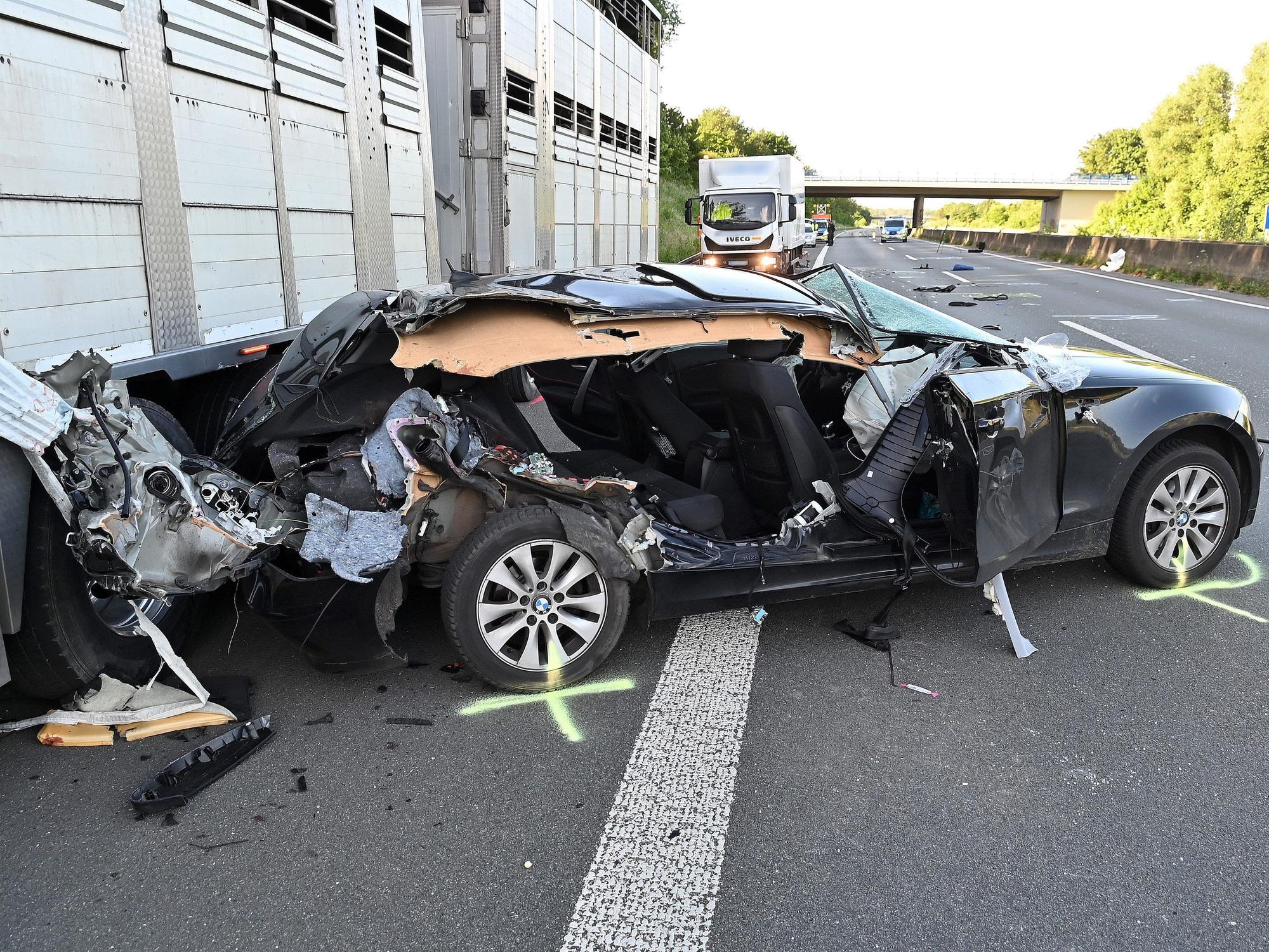 Einsatzkräfte haben die Unfallstelle auf der A31 markiert, an der ein Auto mit einem Pannendienst zusammengestoßen war. Eine 20-jährige Beifahrerin ist bei dem Zusammenstoß im Kreis Borken in Fahrtrichtung Emden tödlich verletzt worden.