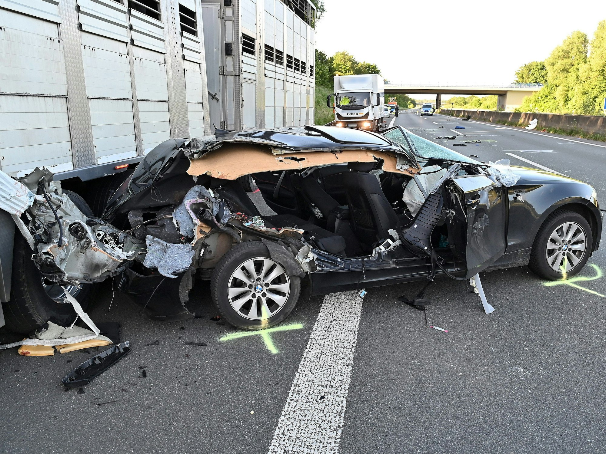 Einsatzkräfte haben die Unfallstelle auf der A31 markiert, an der ein Auto mit einem Pannendienst zusammengestoßen war. Eine 20-jährige Beifahrerin ist bei dem Zusammenstoß im Kreis Borken in Fahrtrichtung Emden tödlich verletzt worden.