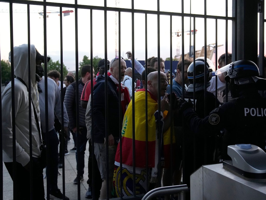Zahlreiche Fans warten vor dem Stade de France und fordern Einlass ins Stadion.