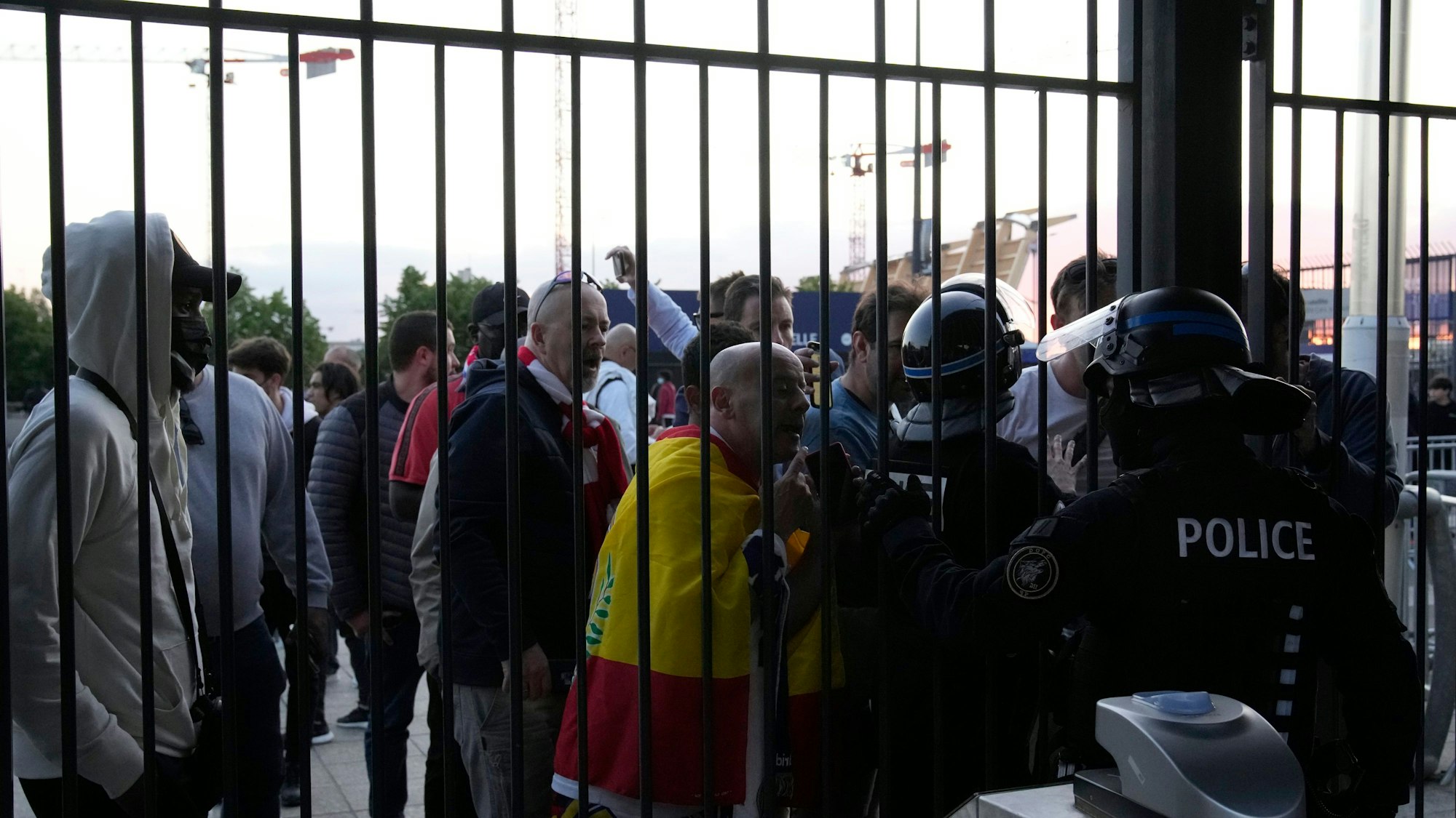 Zahlreiche Fans warten vor dem Stade de France und fordern Einlass ins Stadion.