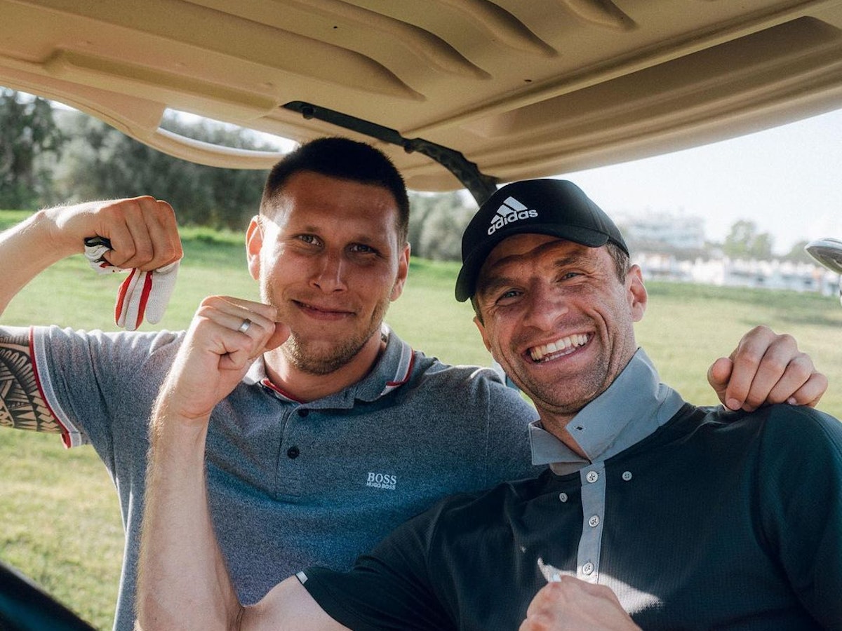 Niklas Süle und Thomas Müller zeigen ihren Bizps.