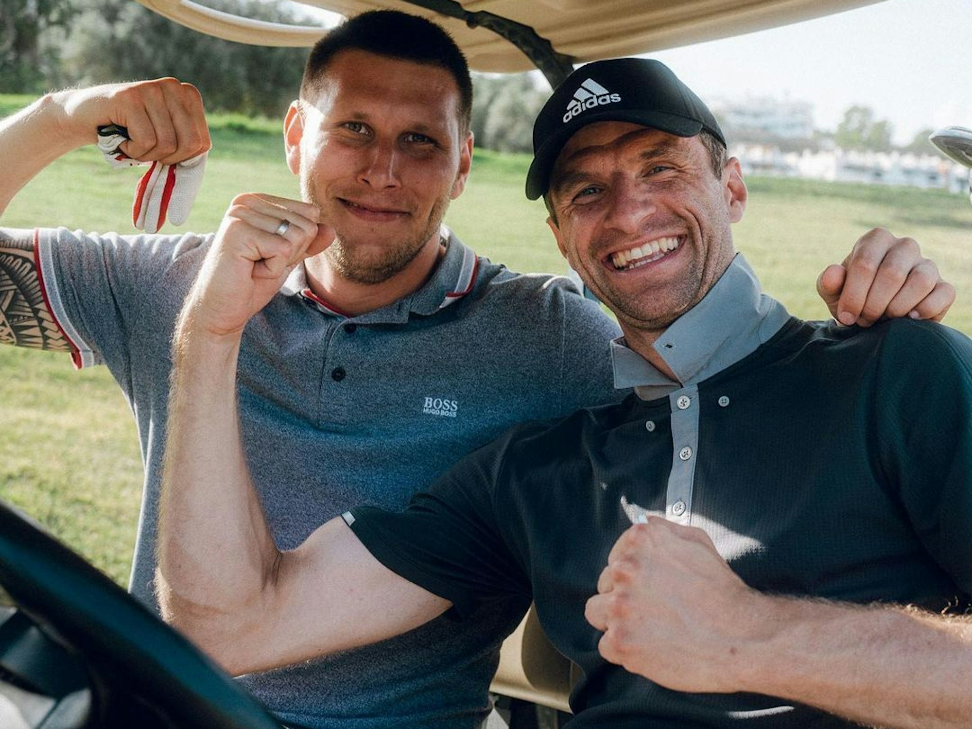 Niklas Süle und Thomas Müller zeigen ihren Bizps.