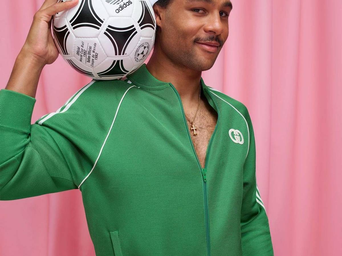 Serge Gnabry zeigt einen Gucci-Trainingsanzug von Adidas.