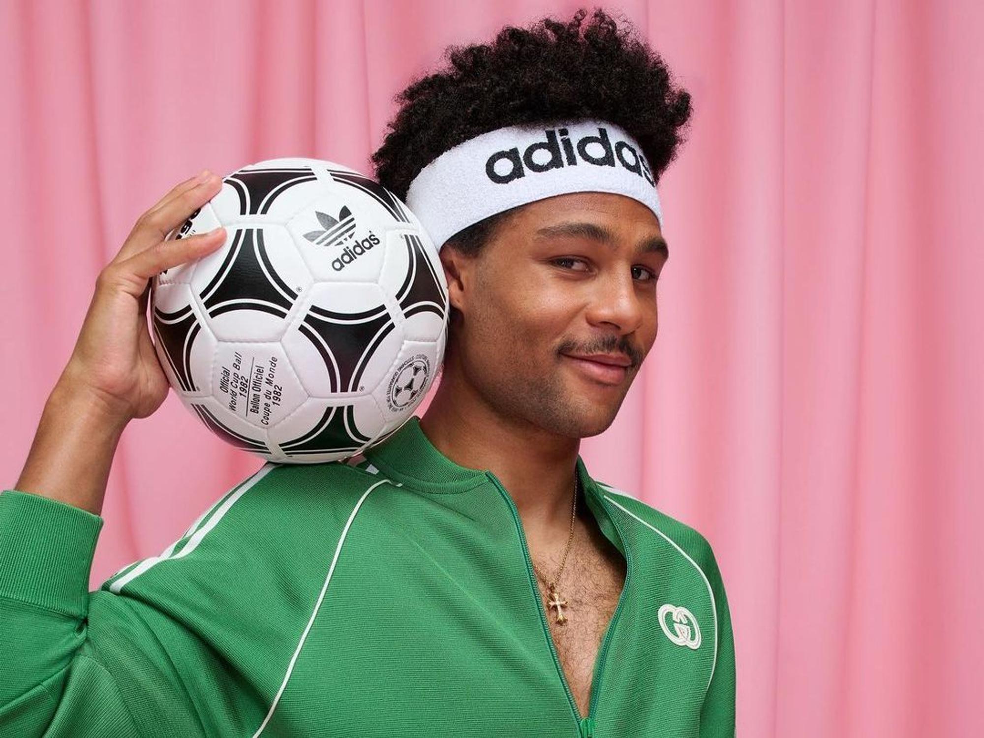 Serge Gnabry zeigt einen Gucci-Trainingsanzug von Adidas.