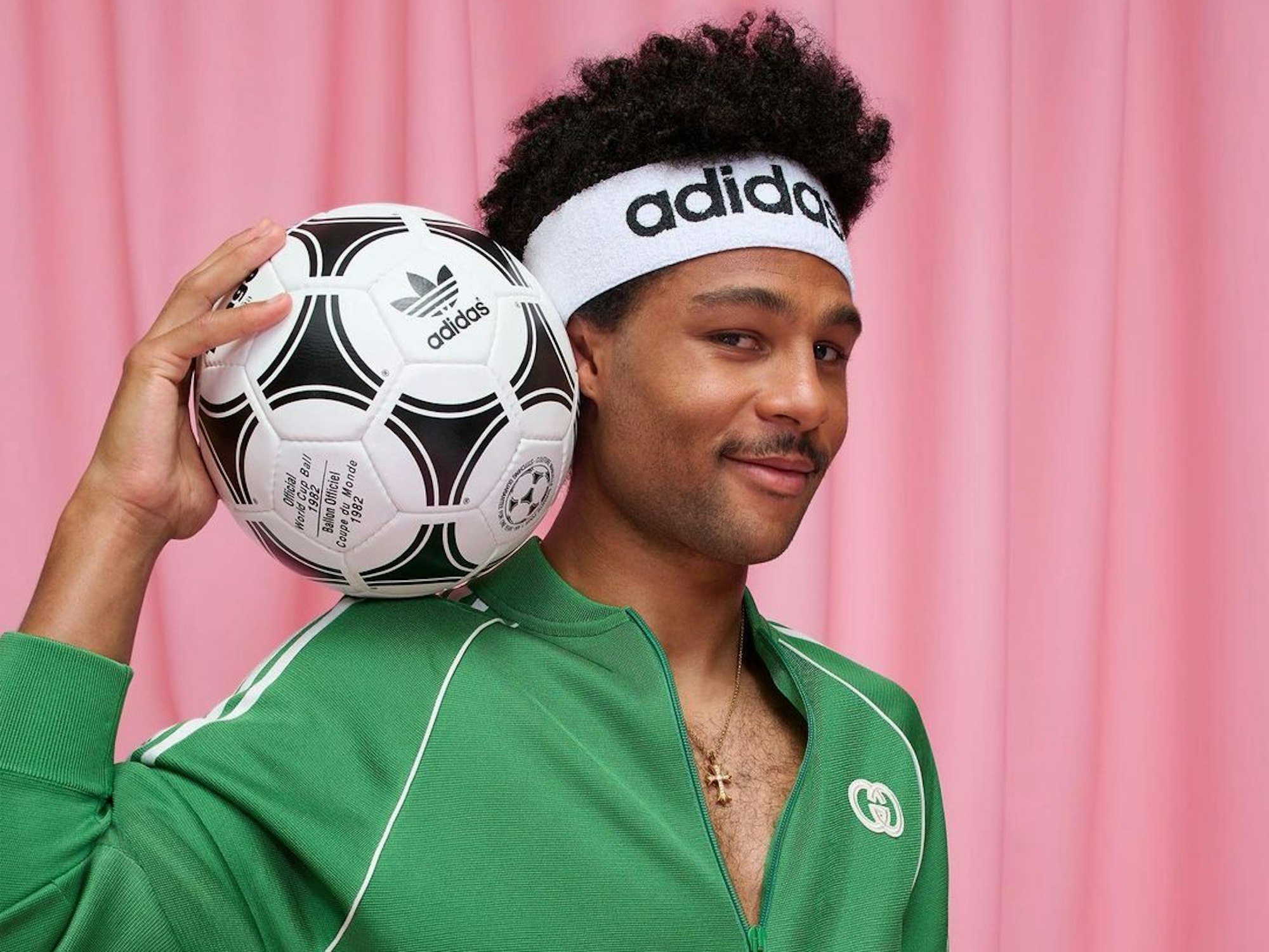 Serge Gnabry zeigt einen Gucci-Trainingsanzug von Adidas.