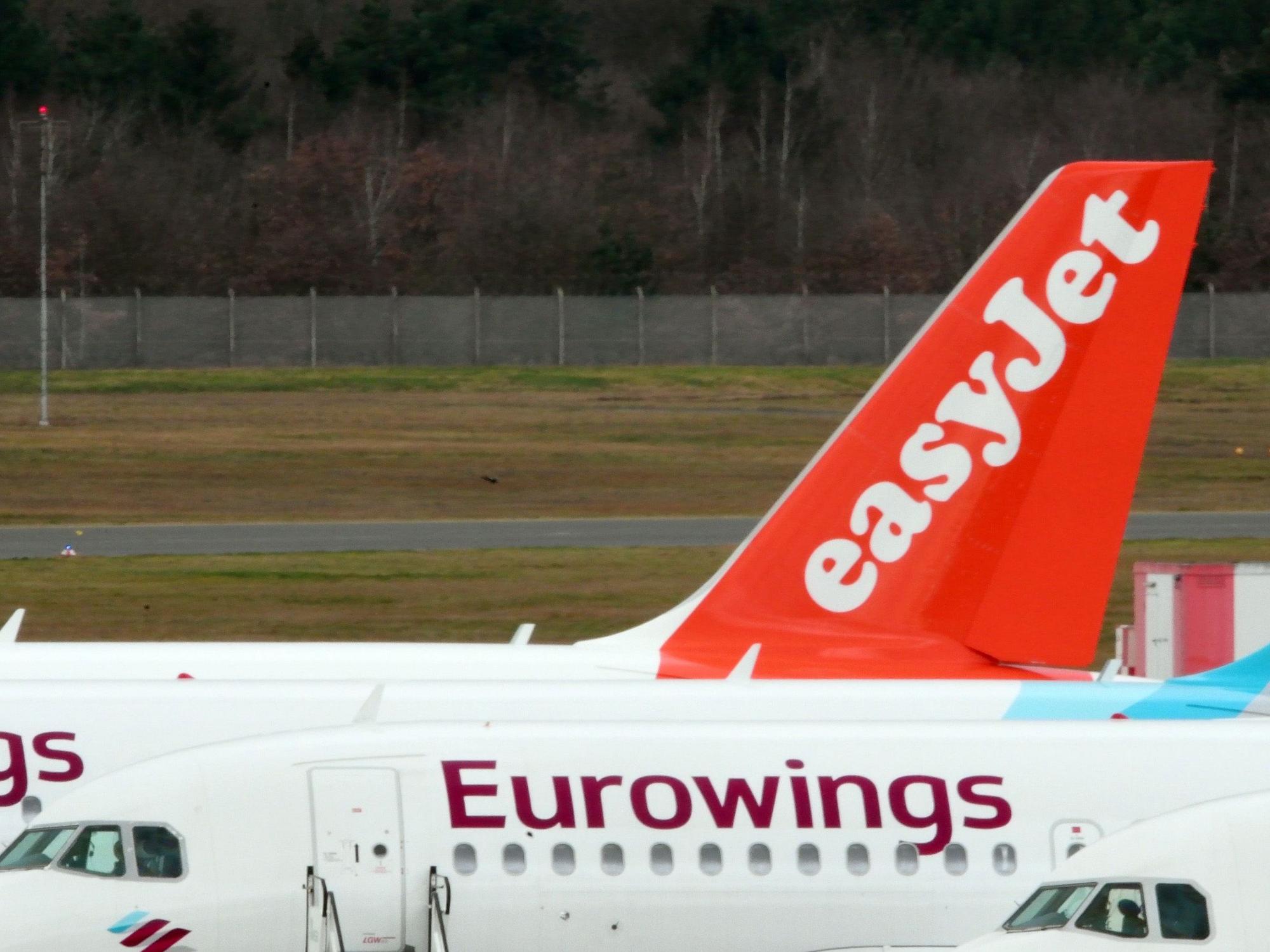 Ein Airbus der Fluggesellschaft Easyjet steht am Flughafen Tegel neben einem Flugzeug von Eurowings.