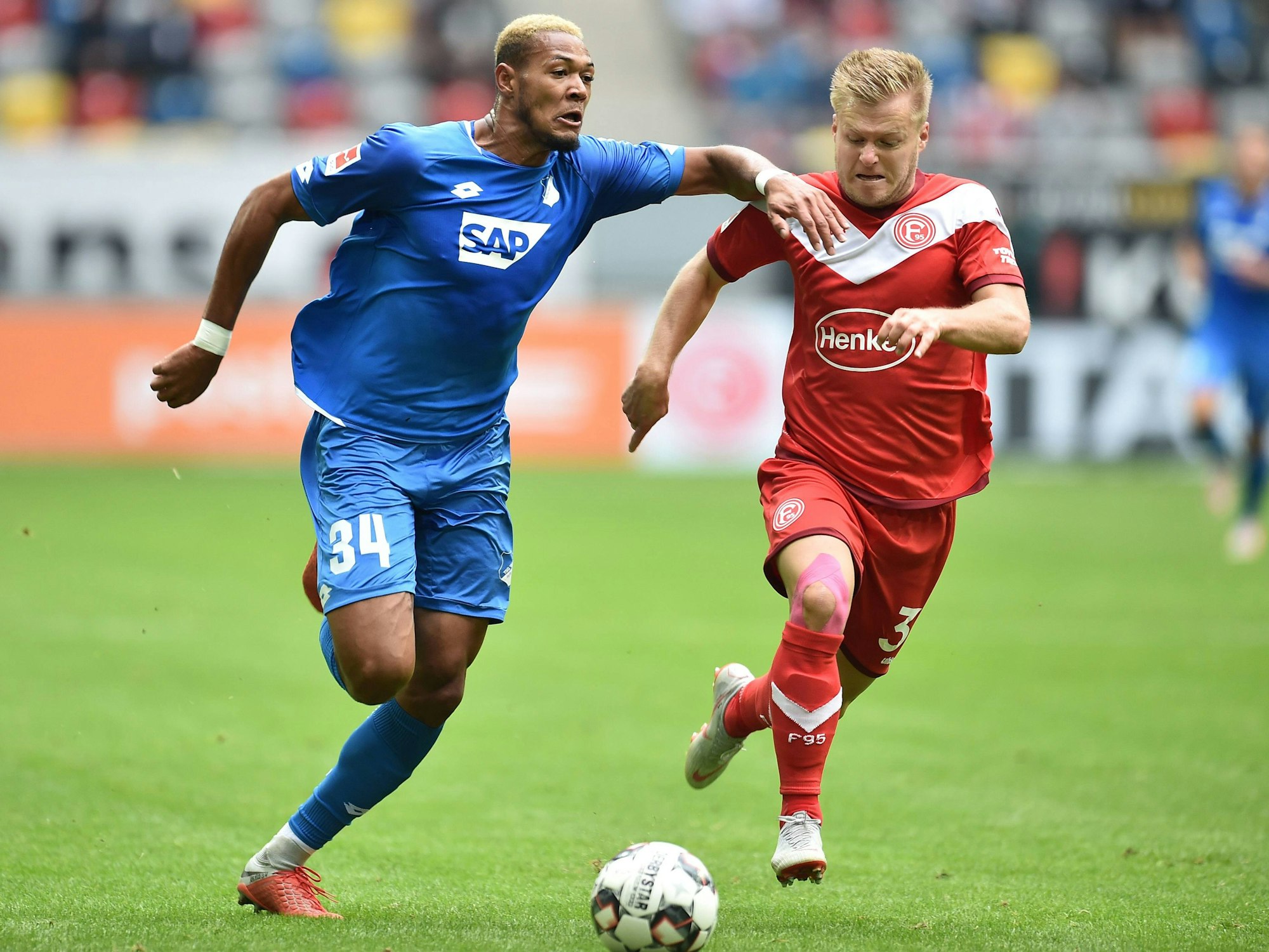 Jean Zimmer im Zweikampf mit Joelinton