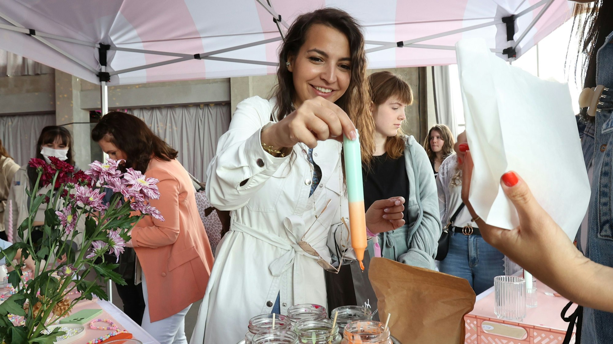 28.05.2022
Köln
Trifft Park Festival und Bloggerflohmarkt an den Wassermannhallen
Kerzen kreieren
Foto: Martina Goyert