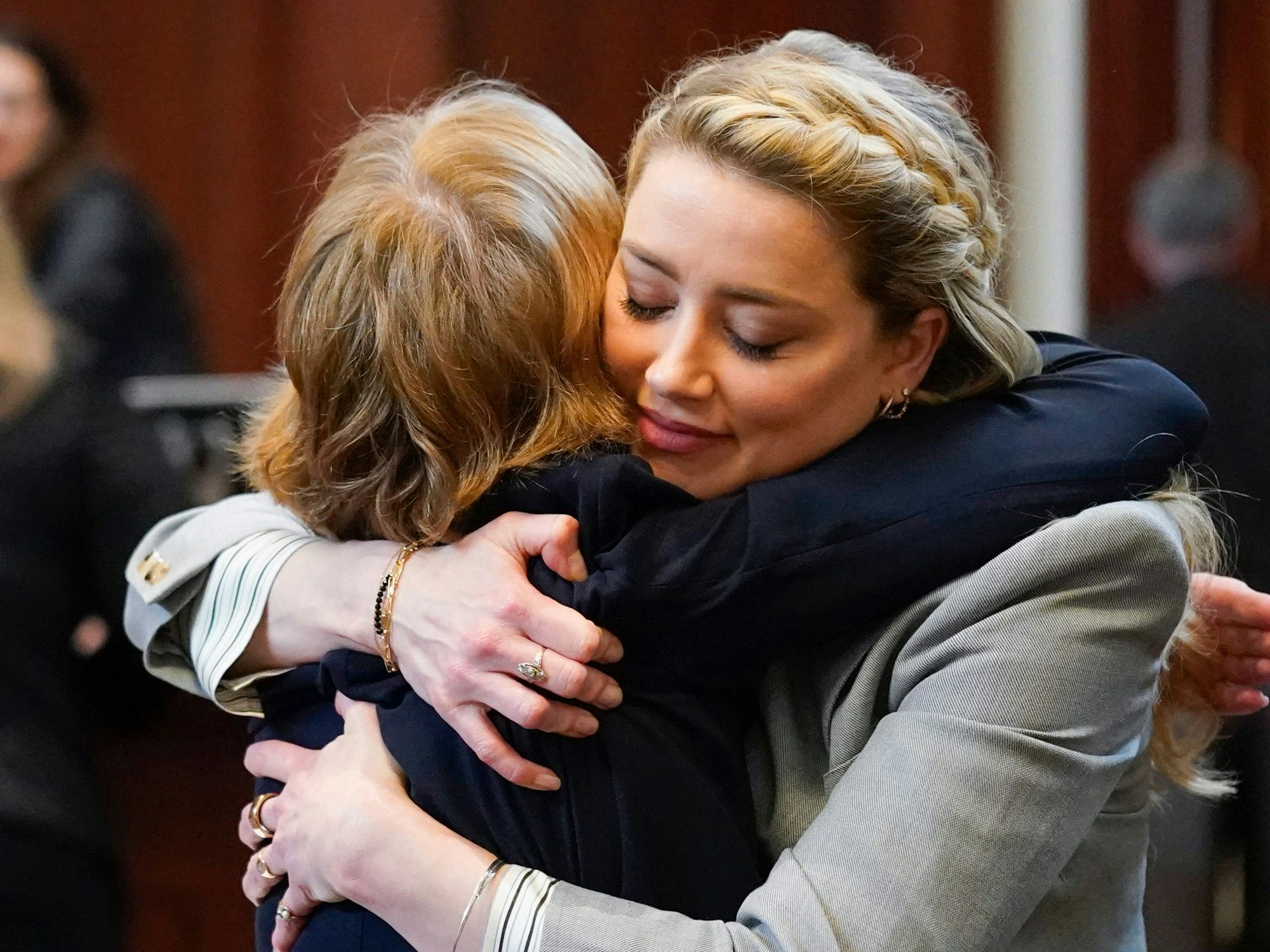 Amber Heard bedankt sich nach dem Schlussplädoyer am 27. Mai 2022 vor Gericht in Fairfax bei ihrer Anwältin Elaine Bredehoft.