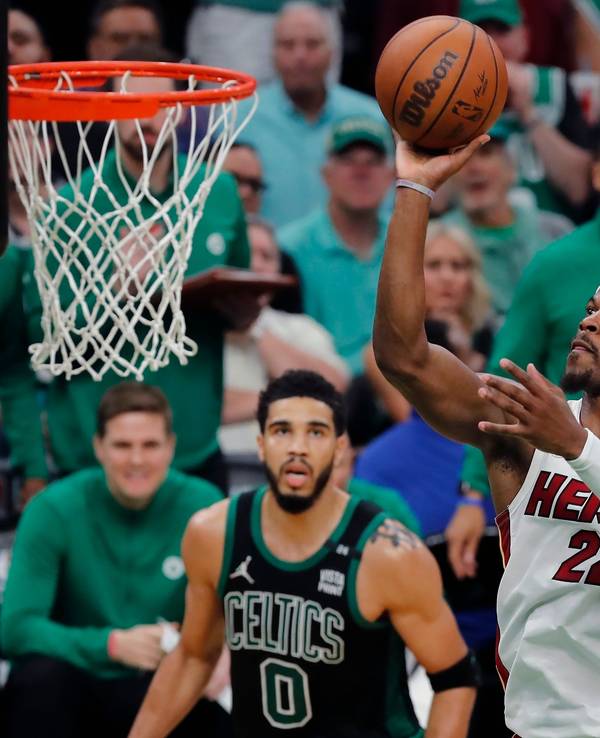 Miami-Heat-Forward Jimmy Butler (r.), hier am 27. Mai 2022 beim Sieg gegen die Boston Celtics, war der überragende Mann des Abends.