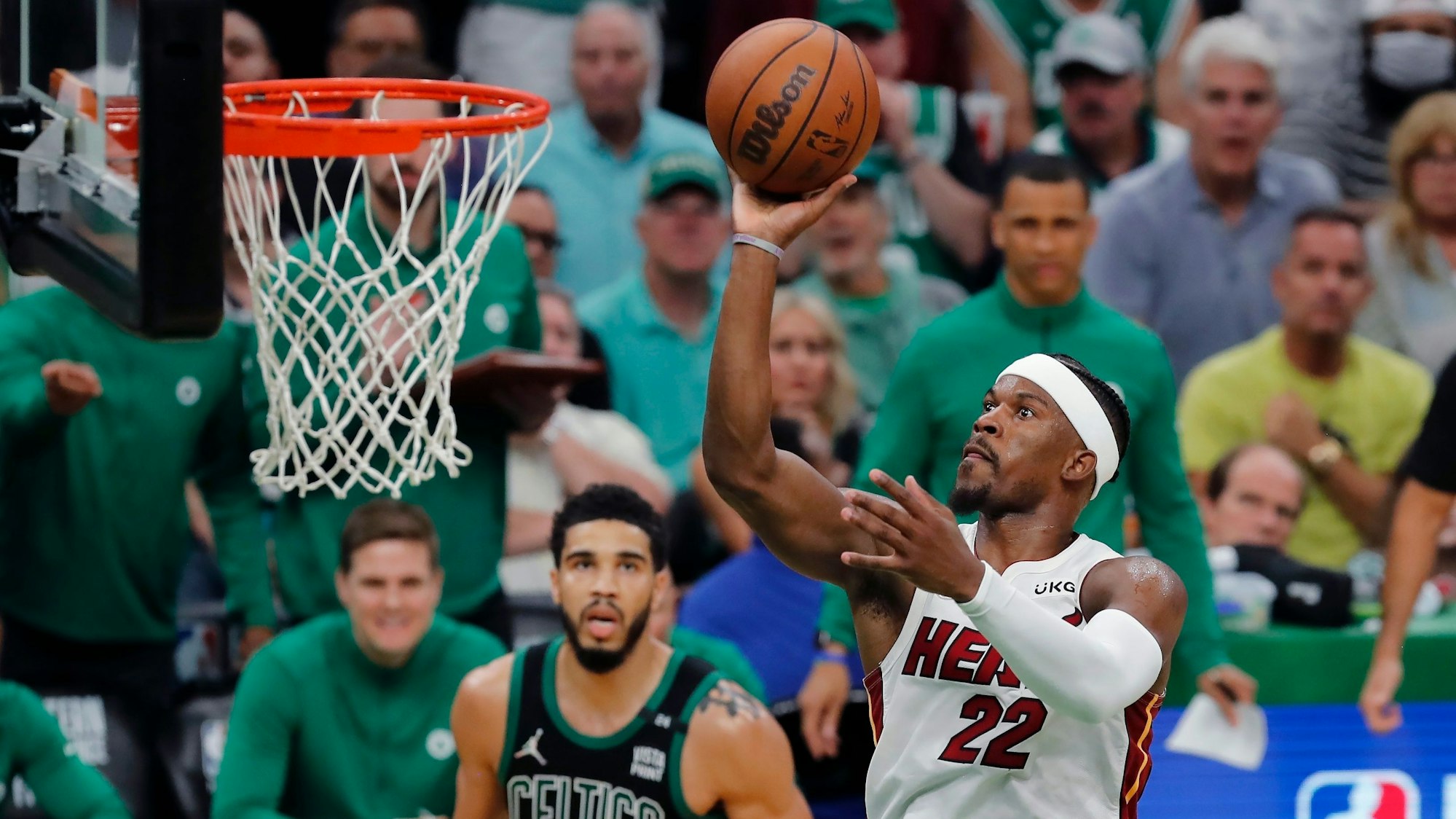 Miami-Heat-Forward Jimmy Butler (r.), hier am 27. Mai 2022 beim Sieg gegen die Boston Celtics, war der überragende Mann des Abends.