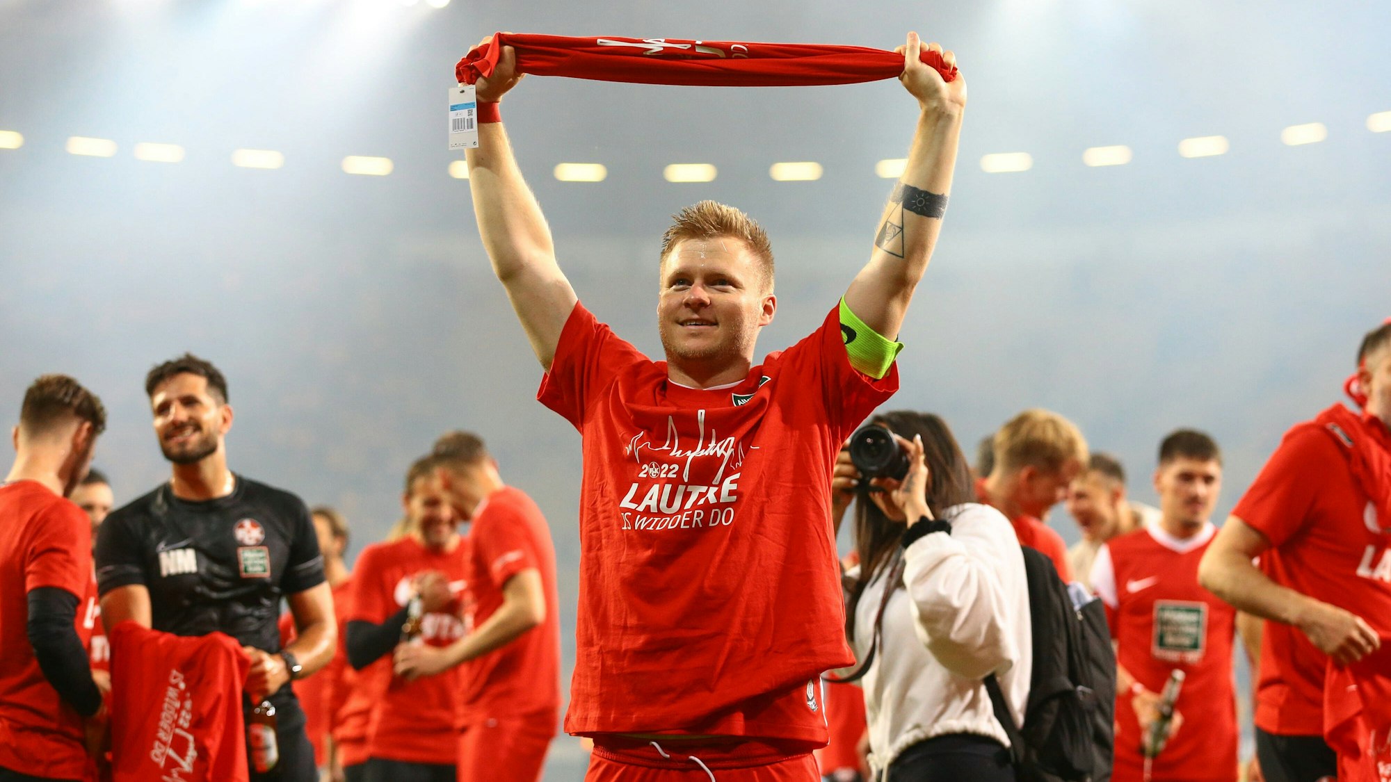 Jean Zimmer jubelt am 24. Mai 2022 mit einem Schal über den Aufstieg des 1. FC Kaiserslautern