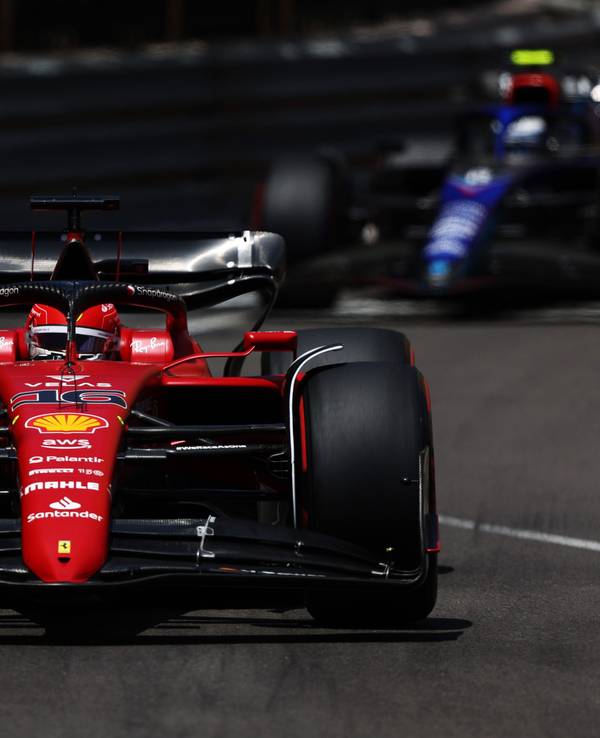 Charles Leclerc fährt im Qualifying der Formel 1 in Monaco über die Strecke.