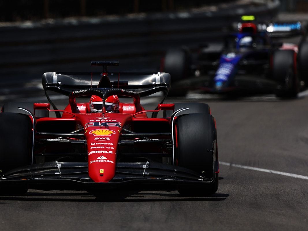Charles Leclerc fährt im Qualifying der Formel 1 in Monaco über die Strecke.