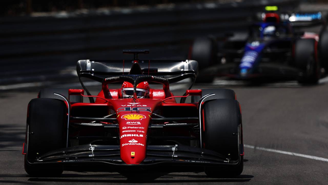 Charles Leclerc fährt im Qualifying der Formel 1 in Monaco über die Strecke.