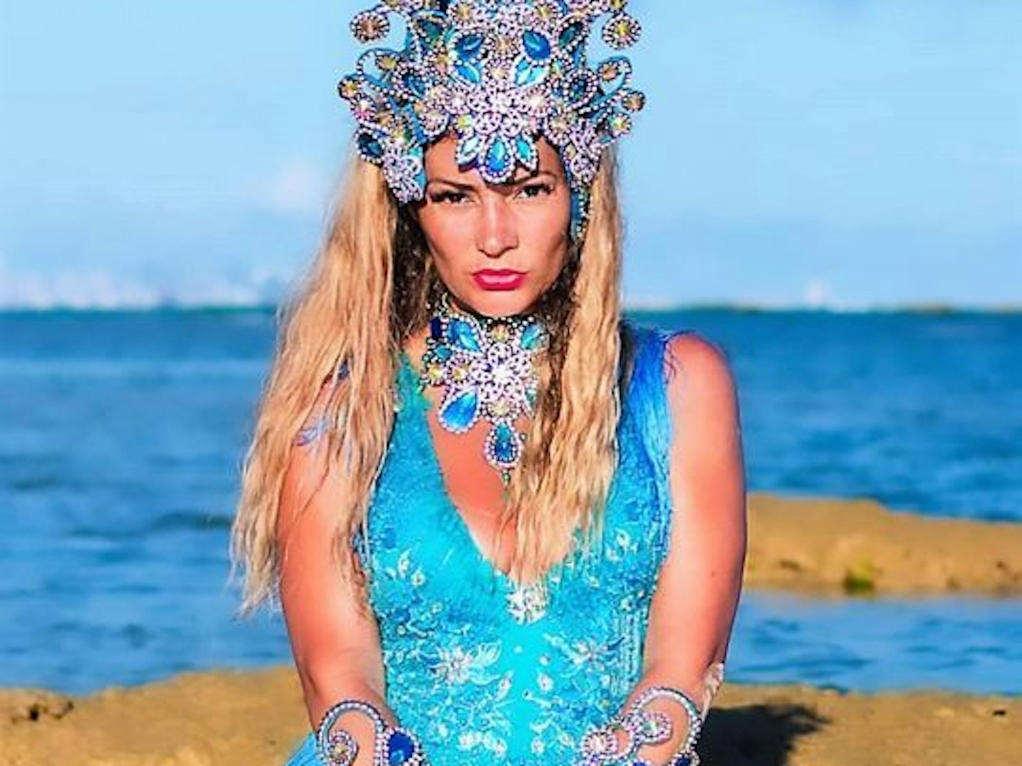 Claudia Krappel schaut im Meer sitzend in die Kamera.